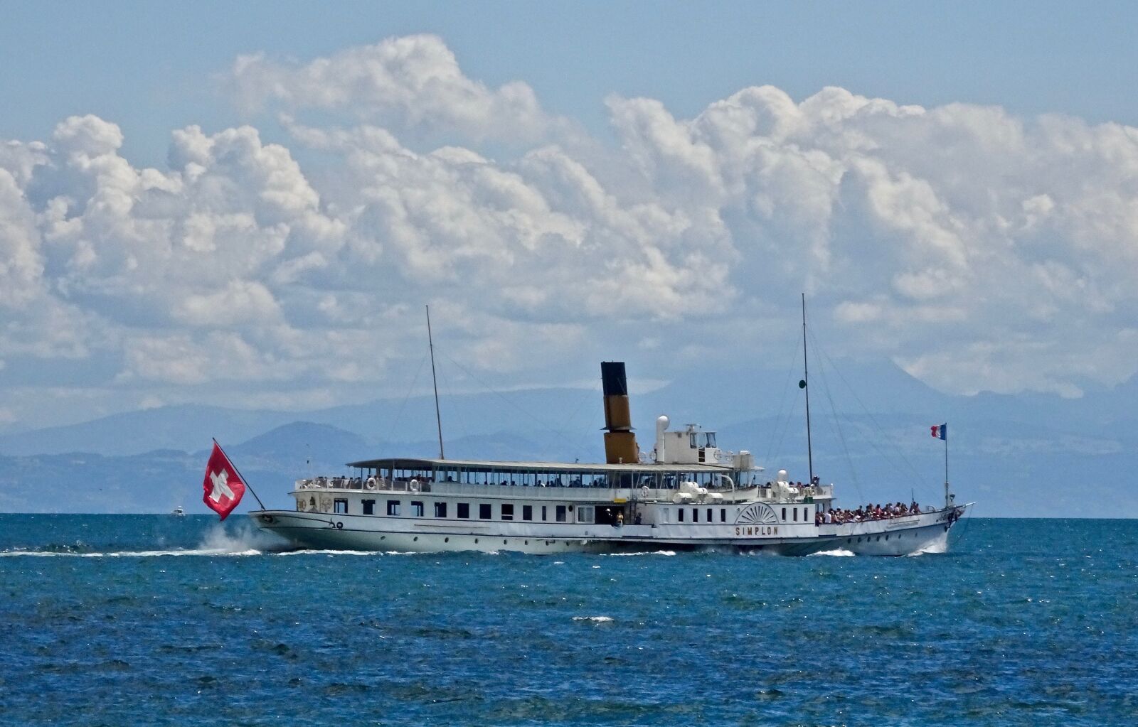 Sony Cyber-shot DSC-HX90V sample photo. Paddleboat, sea, water photography