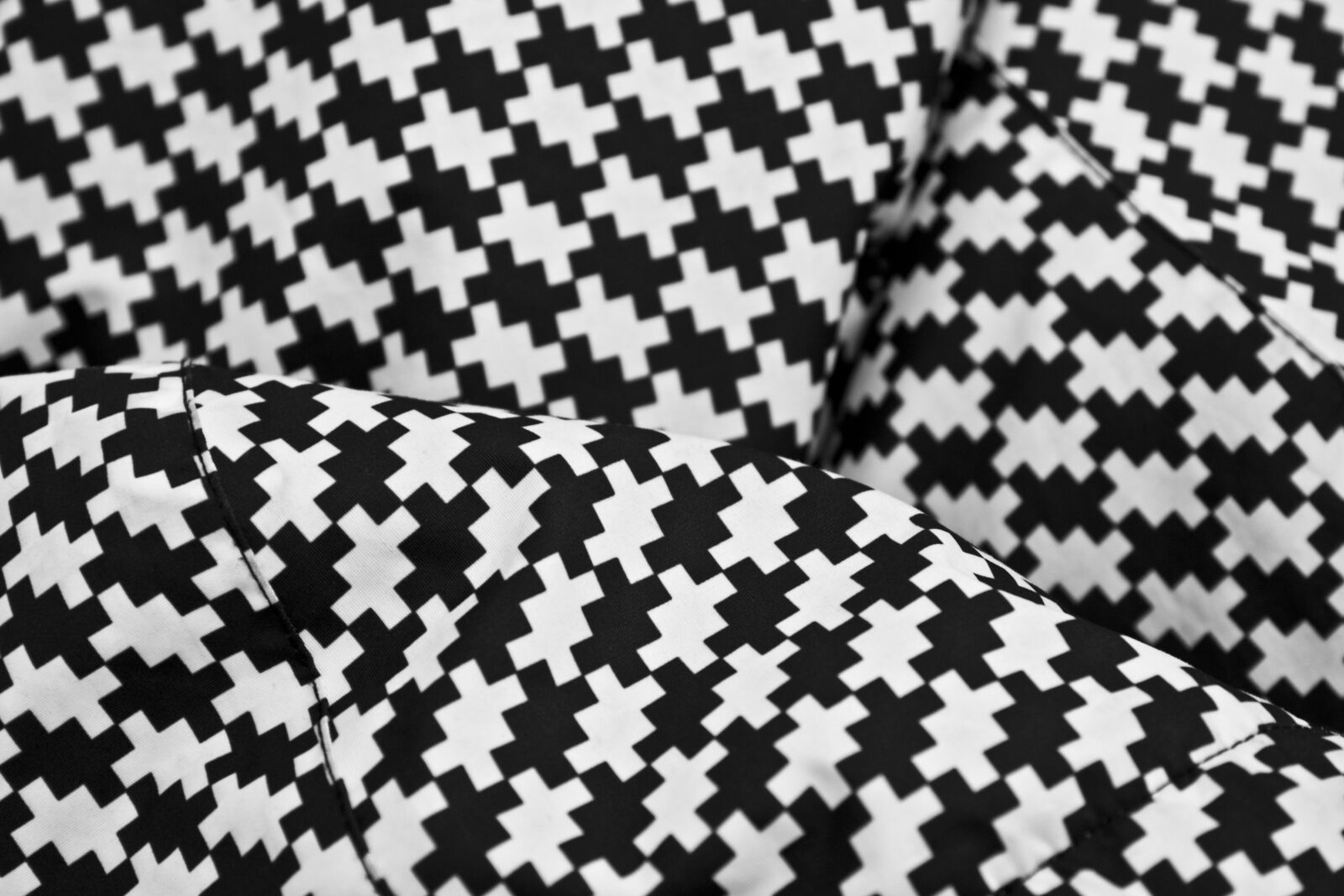 Canon EOS 600D (Rebel EOS T3i / EOS Kiss X5) + Canon EF-S 17-55mm F2.8 IS USM sample photo. Black, pattern, texture, white photography