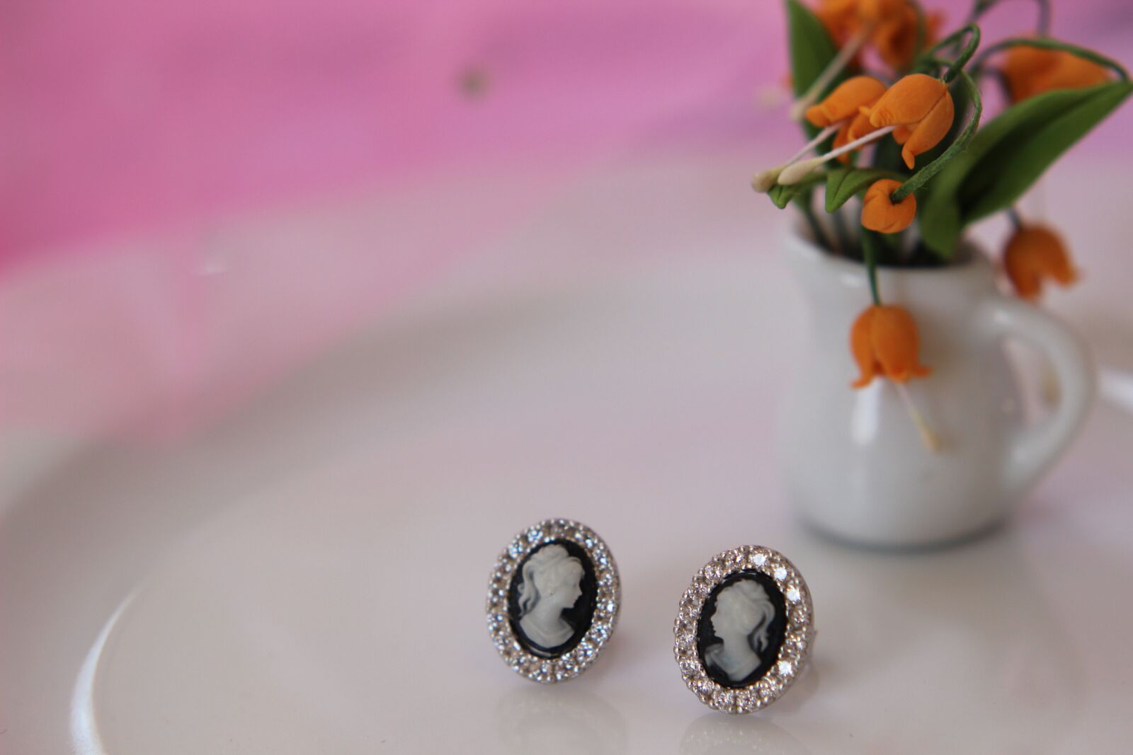 Canon EOS 600D (Rebel EOS T3i / EOS Kiss X5) + Canon EF 50mm F1.8 II sample photo. Jewelry, silver jewelry, earrings photography