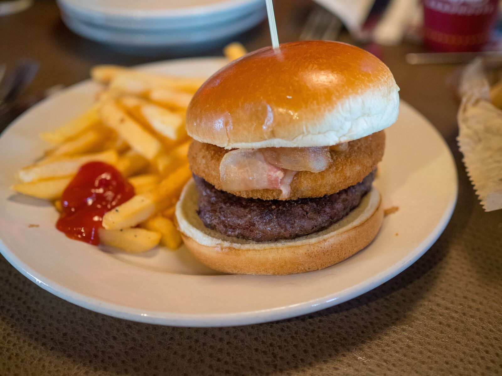 Olympus OM-D E-M1 Mark II + Olympus M.Zuiko Digital 25mm F1.8 sample photo. Hamburger, fries, burger photography