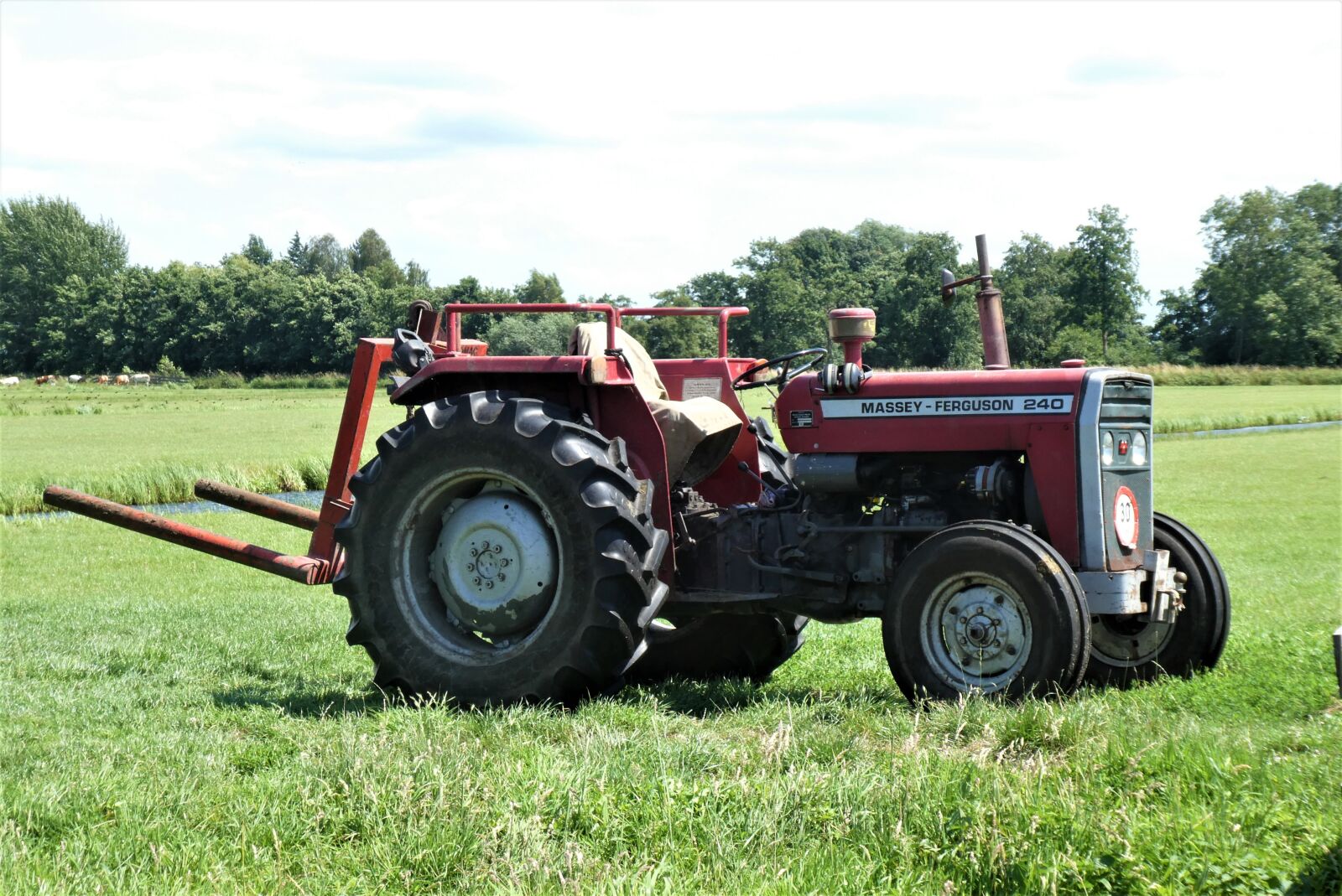Panasonic Lumix DC-ZS70 (Lumix DC-TZ90) sample photo. Tractor, agricultural machinery, grassland photography