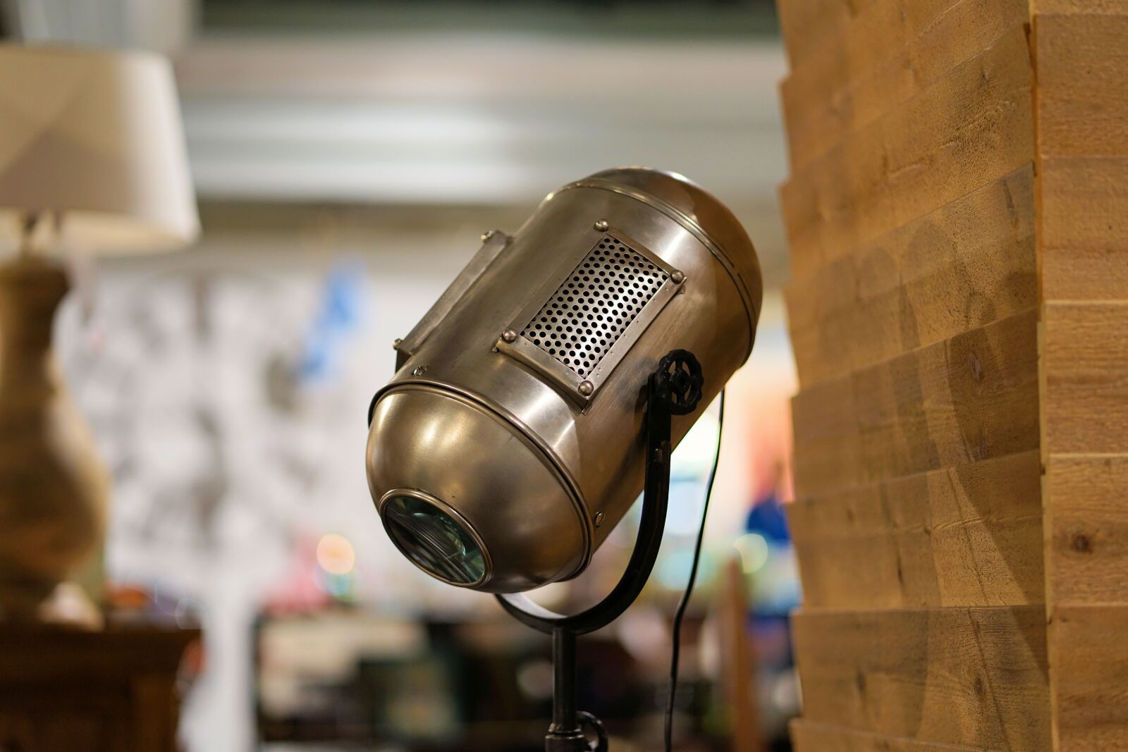 Sony a7 II + Sony FE 85mm F1.8 sample photo. Light, lamp, vintage photography