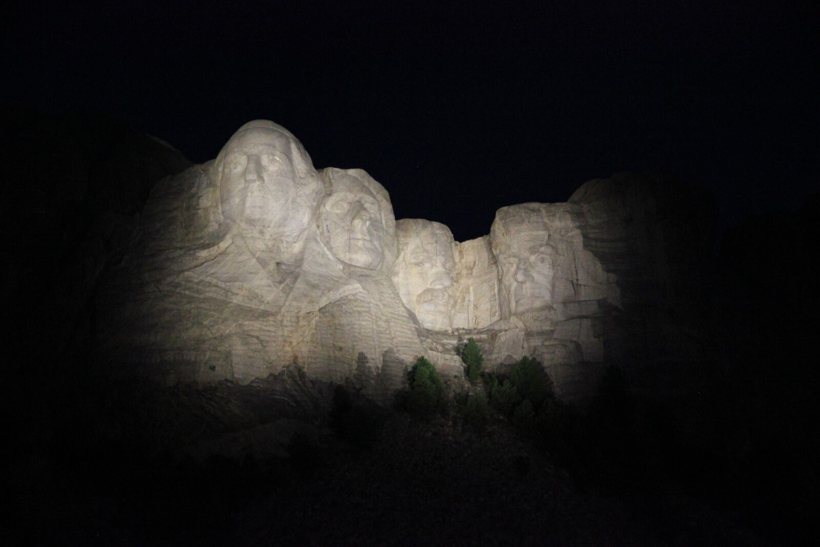 Canon EOS 550D (EOS Rebel T2i / EOS Kiss X4) sample photo. Mount rushmore, night, scenic photography