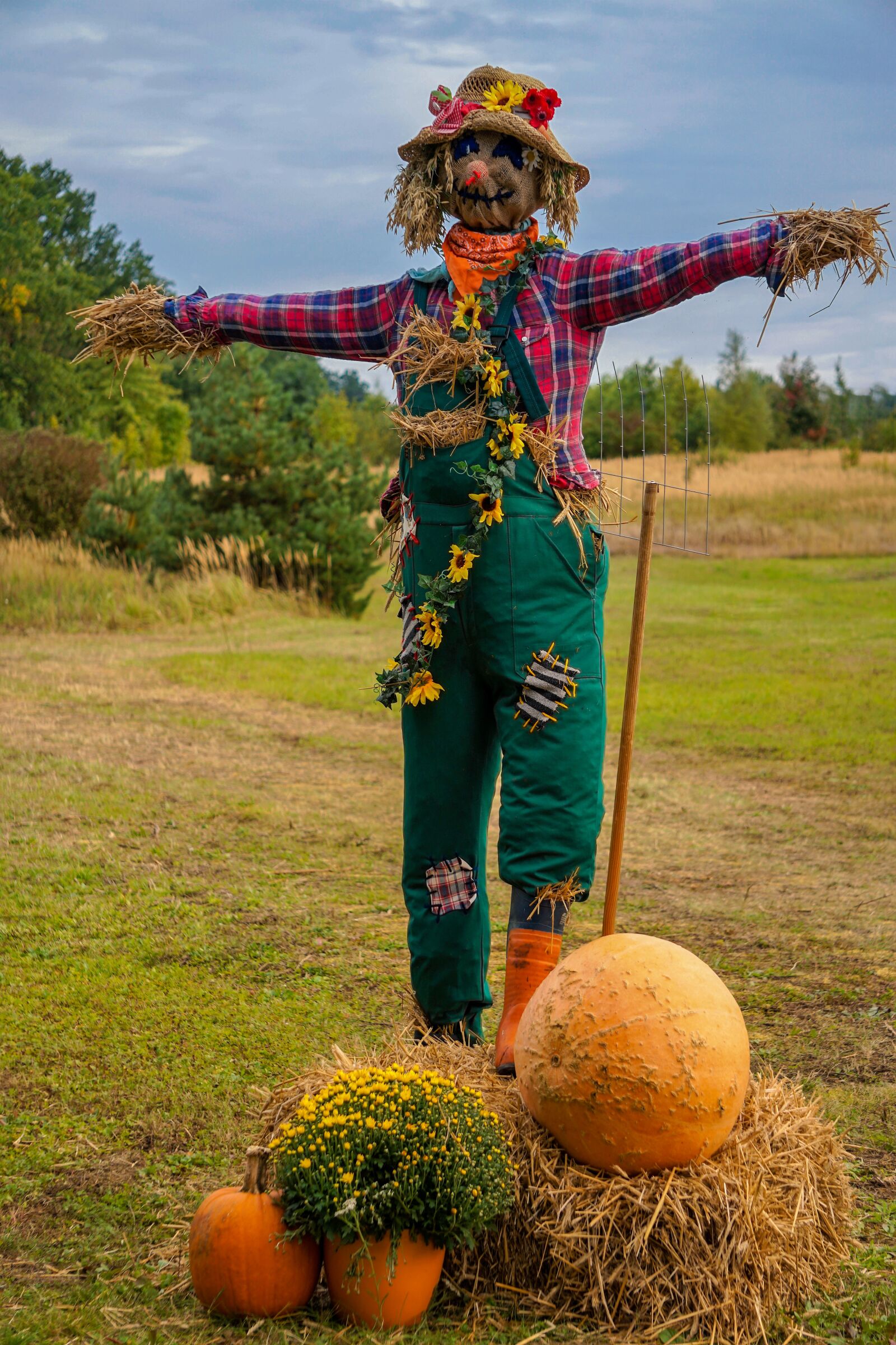 Sony E 55-210mm F4.5-6.3 OSS sample photo. Autumn, pumpkin, scarecrow photography
