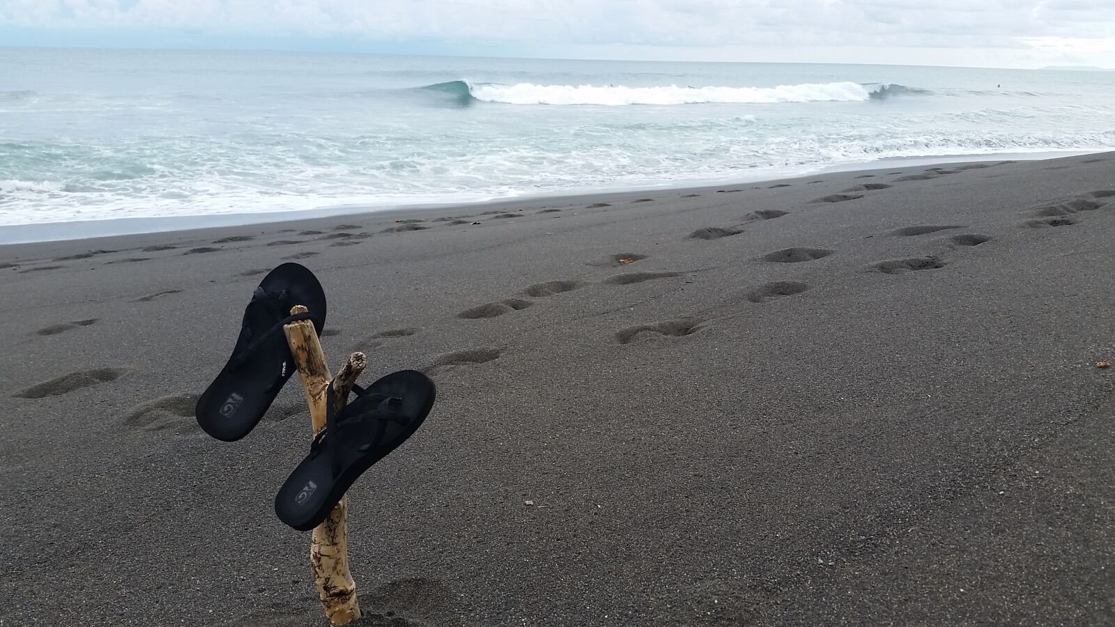 Samsung Galaxy S5 sample photo. Flip flops, beach, black photography