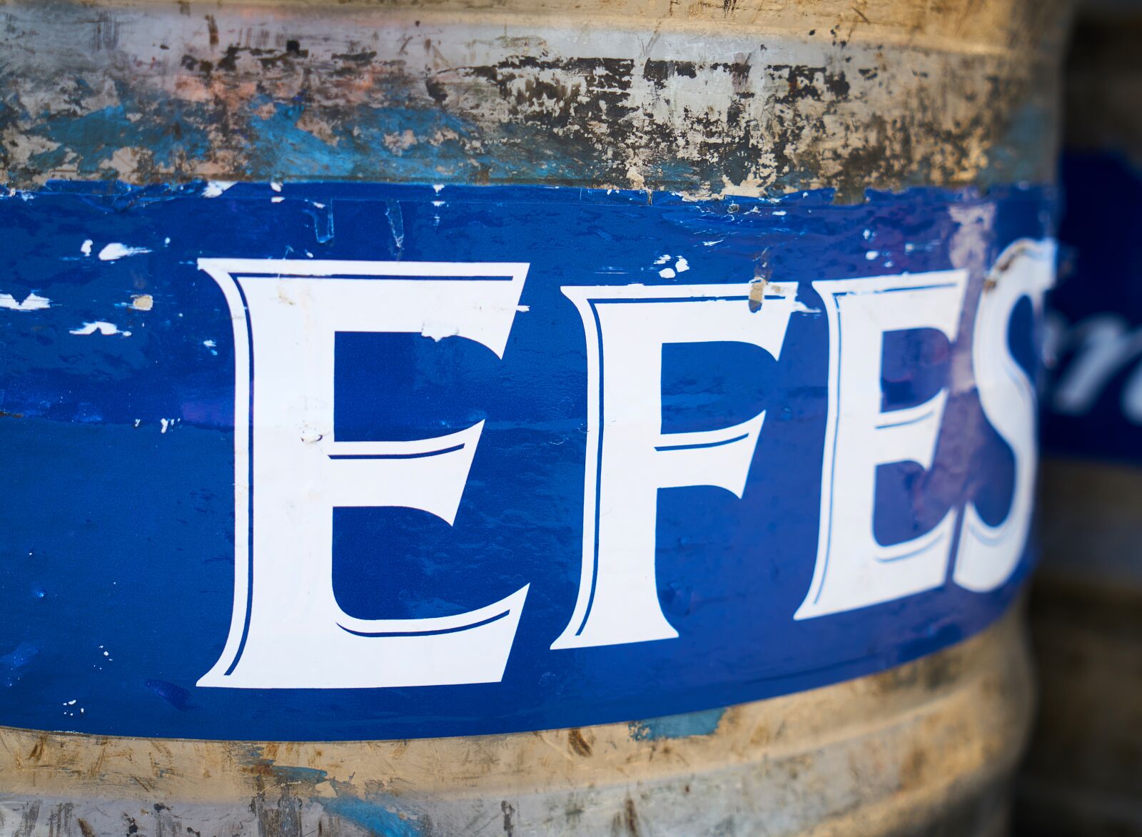 Sony a7R II + Sony Vario Tessar T* FE 24-70mm F4 ZA OSS sample photo. Efes, beer, barrel photography