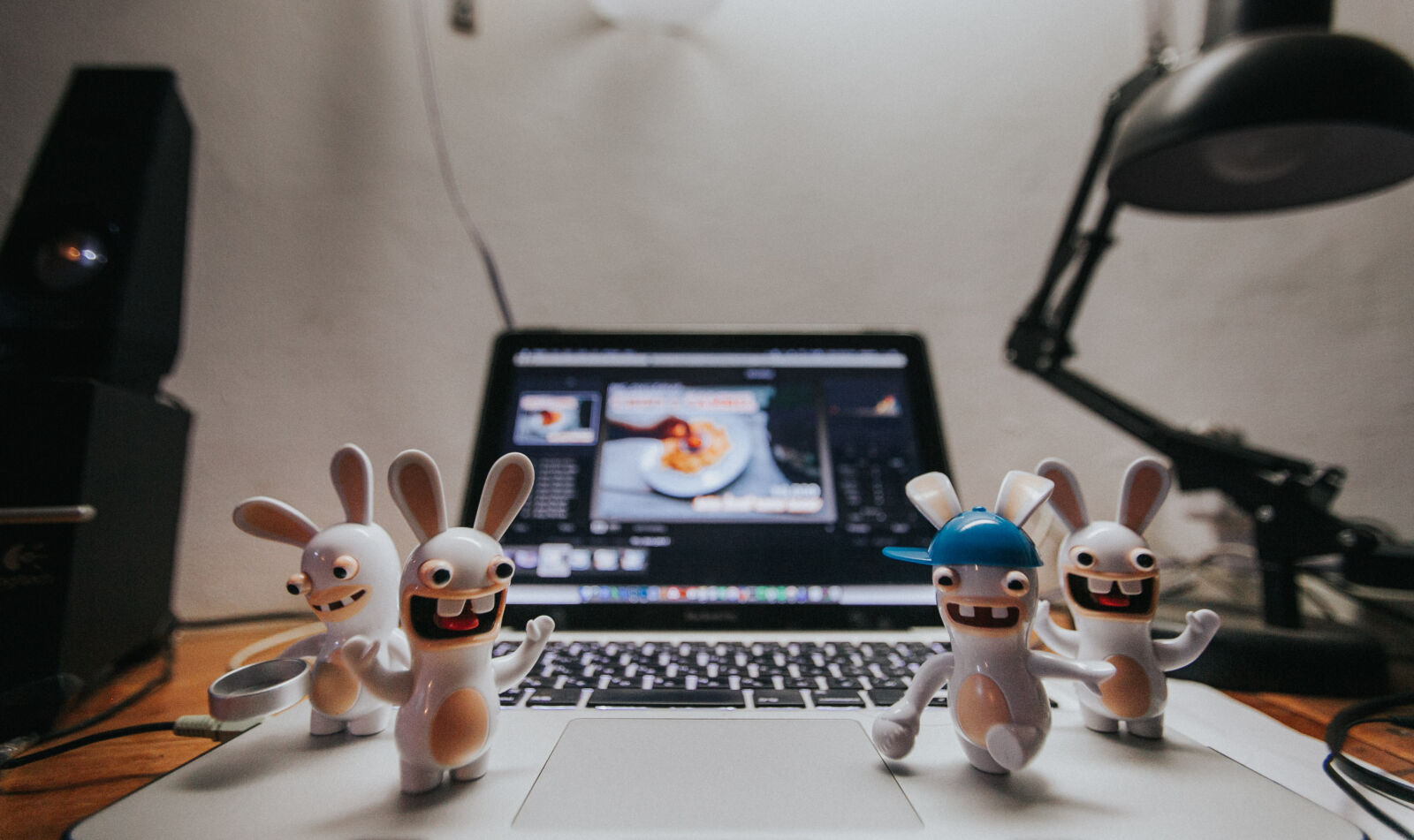 Canon EF 16-35mm F2.8L USM sample photo. Desk, macbook, unny photography