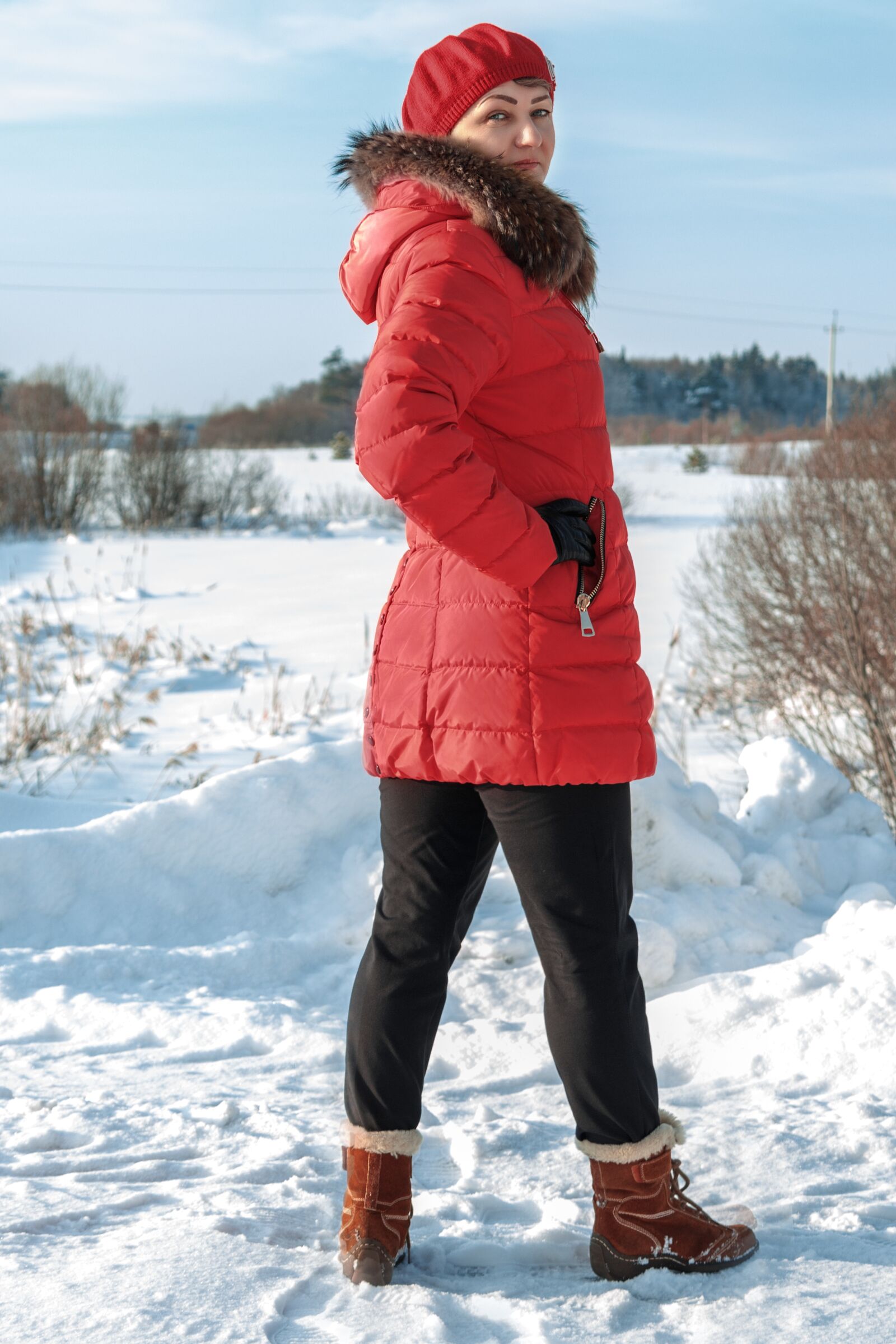 Canon EOS 650D (EOS Rebel T4i / EOS Kiss X6i) sample photo. Winter, lady in red photography