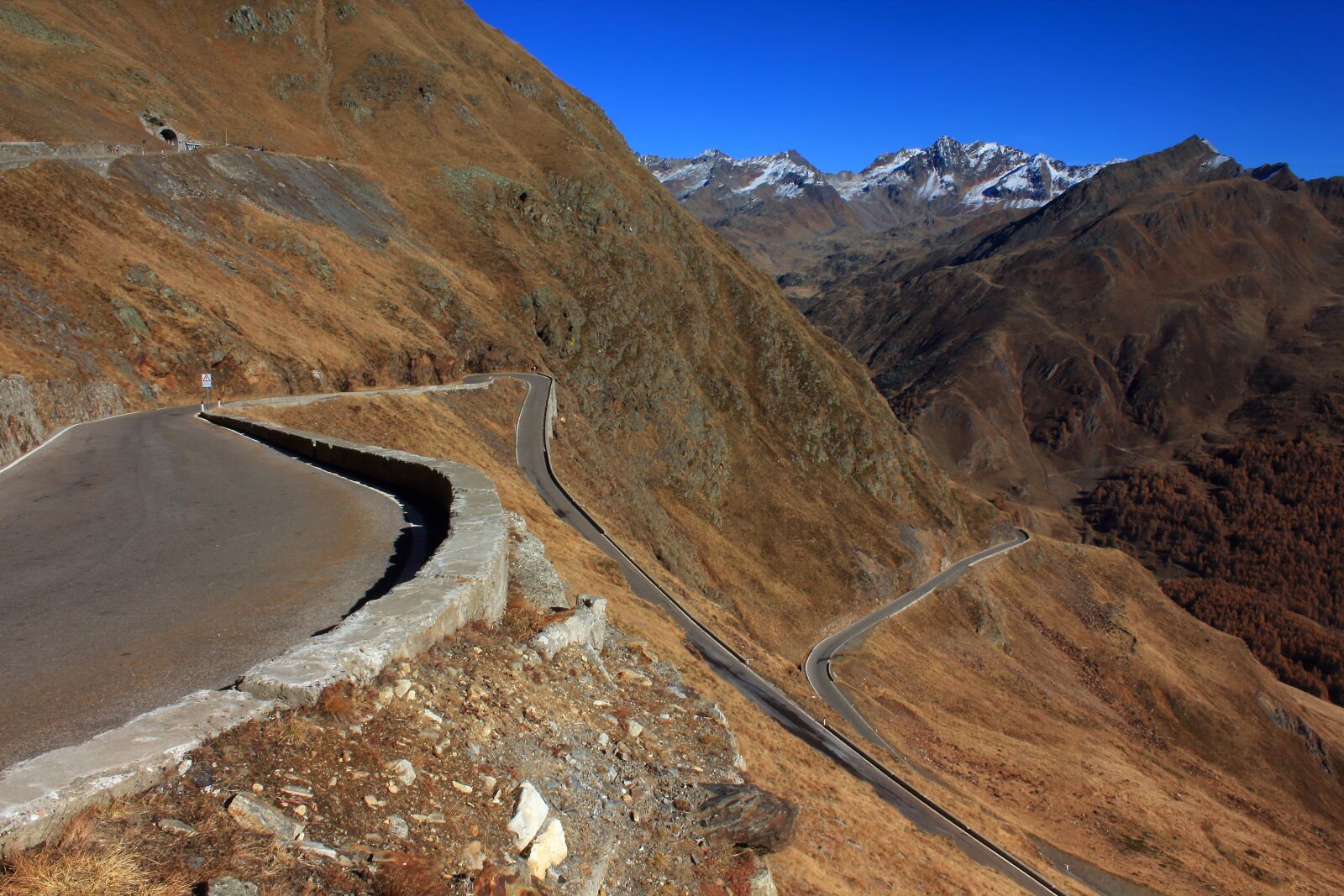Canon EOS 550D (EOS Rebel T2i / EOS Kiss X4) sample photo. Timmelsjoch, pass road, autumn photography