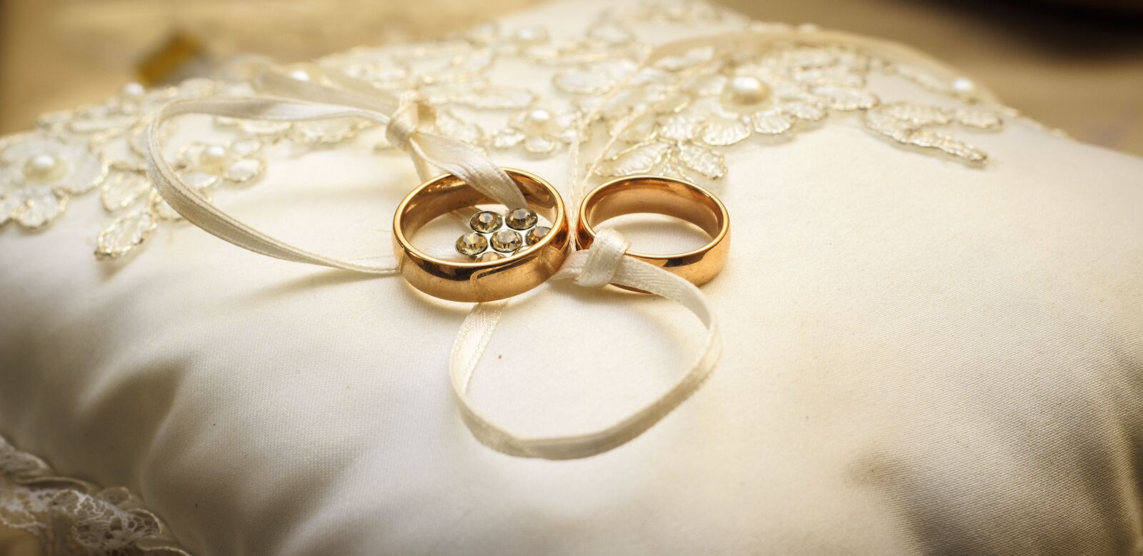 Canon EOS 700D (EOS Rebel T5i / EOS Kiss X7i) + Canon EF 50mm F1.8 II sample photo. Jewelry, engagement, wedding photography