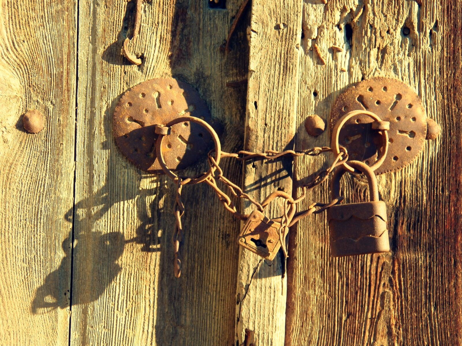 Kodak EasyShare Z990 (EasyShare Max) sample photo. Padlock, old, locked photography