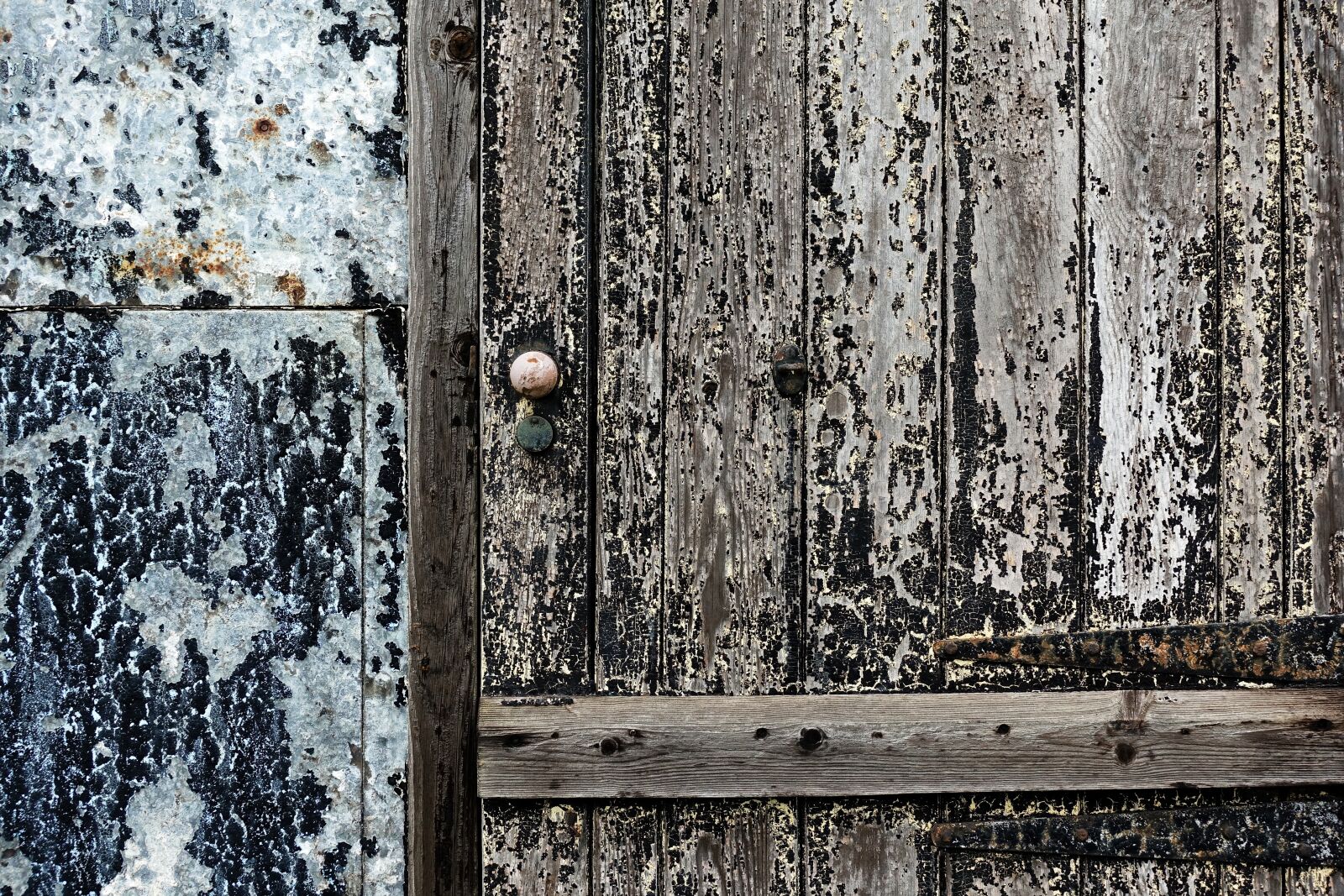 Sony DSC-RX100M5 sample photo. Door, old, texture photography