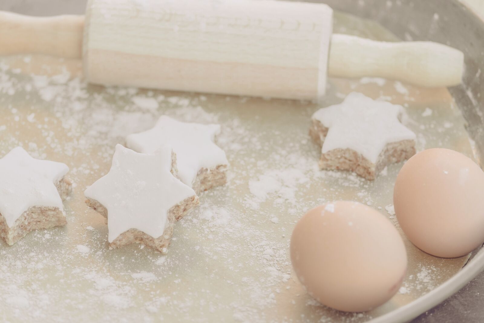 Fujifilm X-T10 sample photo. Christmas cookies, cinnamon stars photography