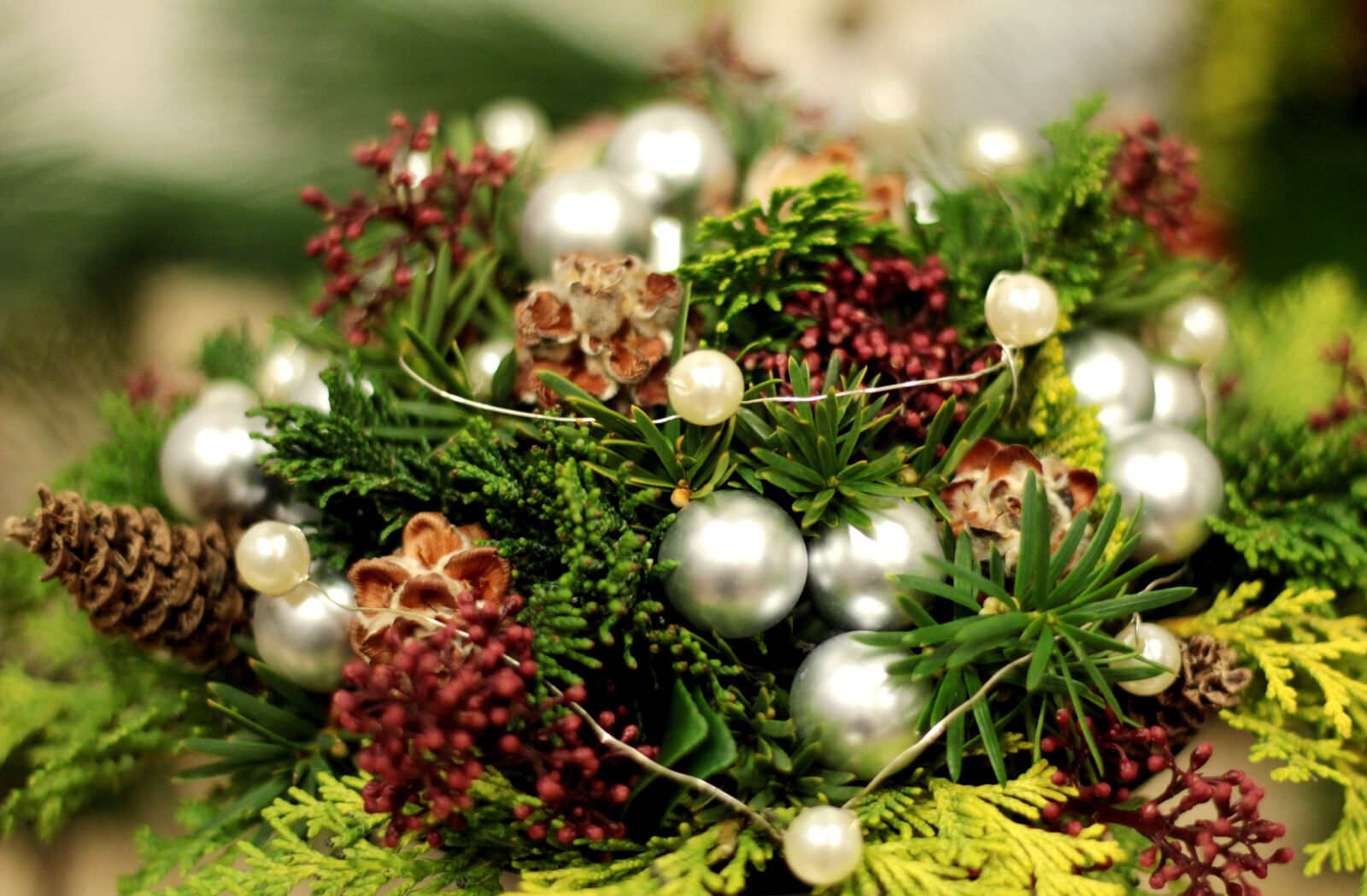 Canon EOS 600D (Rebel EOS T3i / EOS Kiss X5) + Canon EF 50mm F1.8 STM sample photo. Christmas, christmas bauble, pearl photography