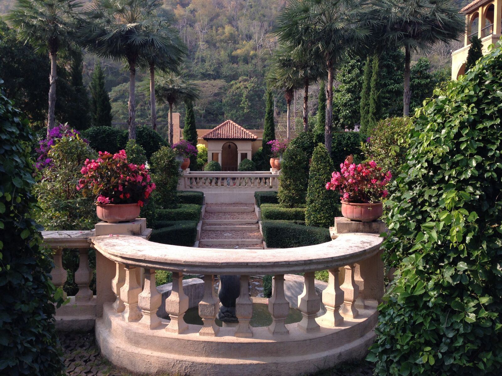 iPhone 5 back camera 4.12mm f/2.4 sample photo. Garden, park, toscana photography