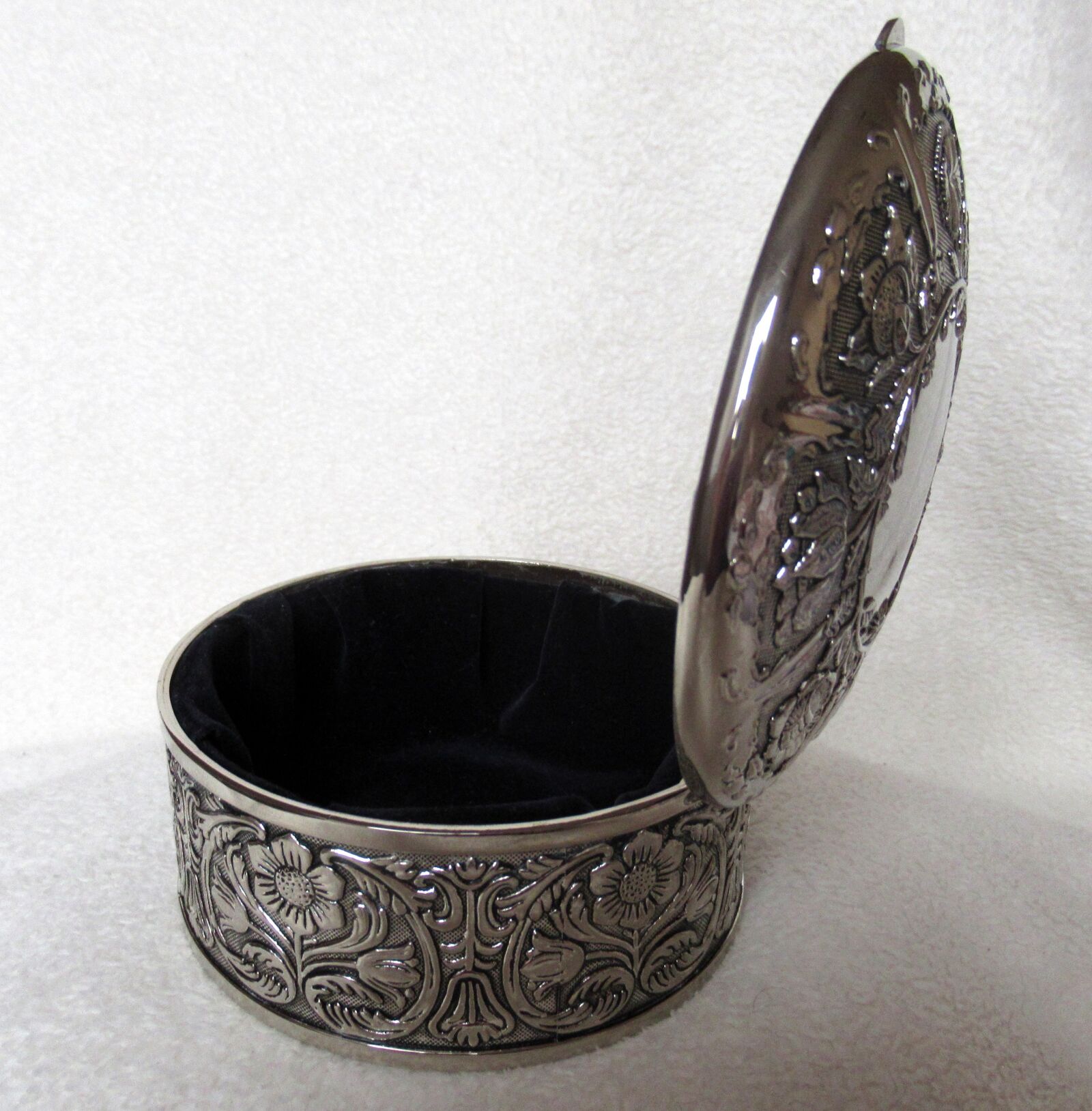 Canon PowerShot SX620 HS sample photo. Jewelry holder, metal, lined photography