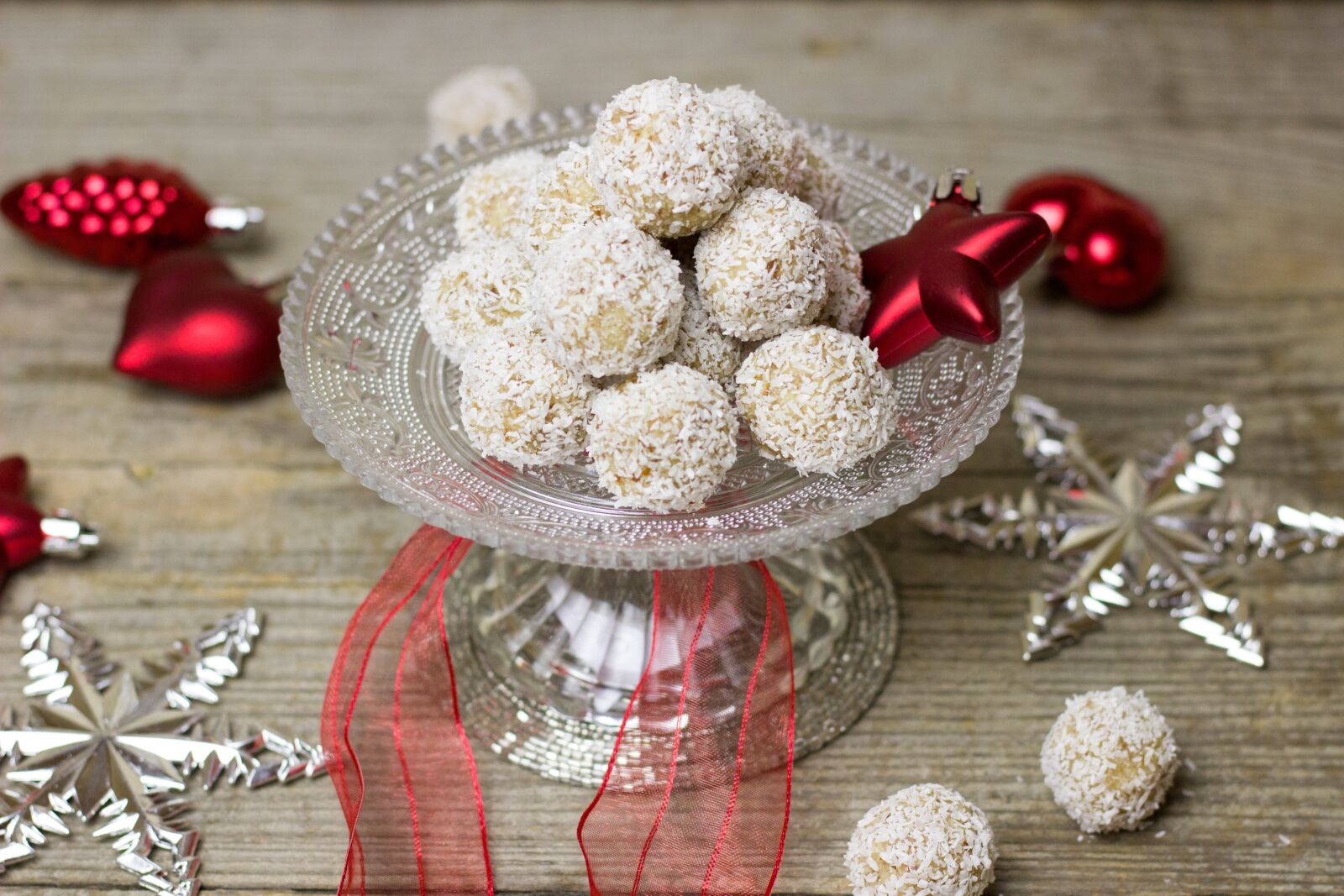 Canon EOS 600D (Rebel EOS T3i / EOS Kiss X5) + Canon EF 50mm F1.8 STM sample photo. Coconut, chocolates, balls photography
