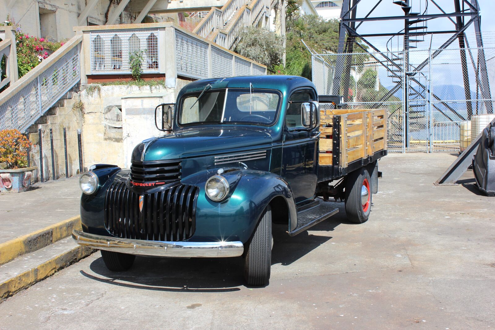 Canon EOS 600D (Rebel EOS T3i / EOS Kiss X5) sample photo. Oldtimer, truck, historically photography