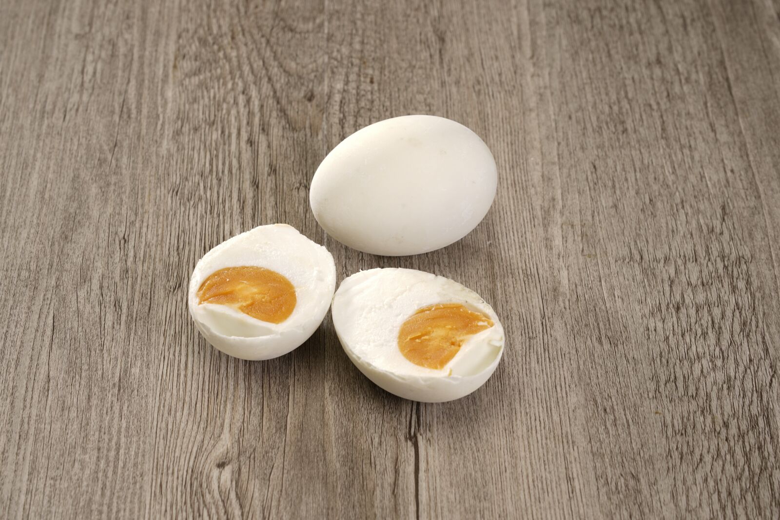 Sony Sonnar T* FE 55mm F1.8 ZA sample photo. Egg, yellow, white photography