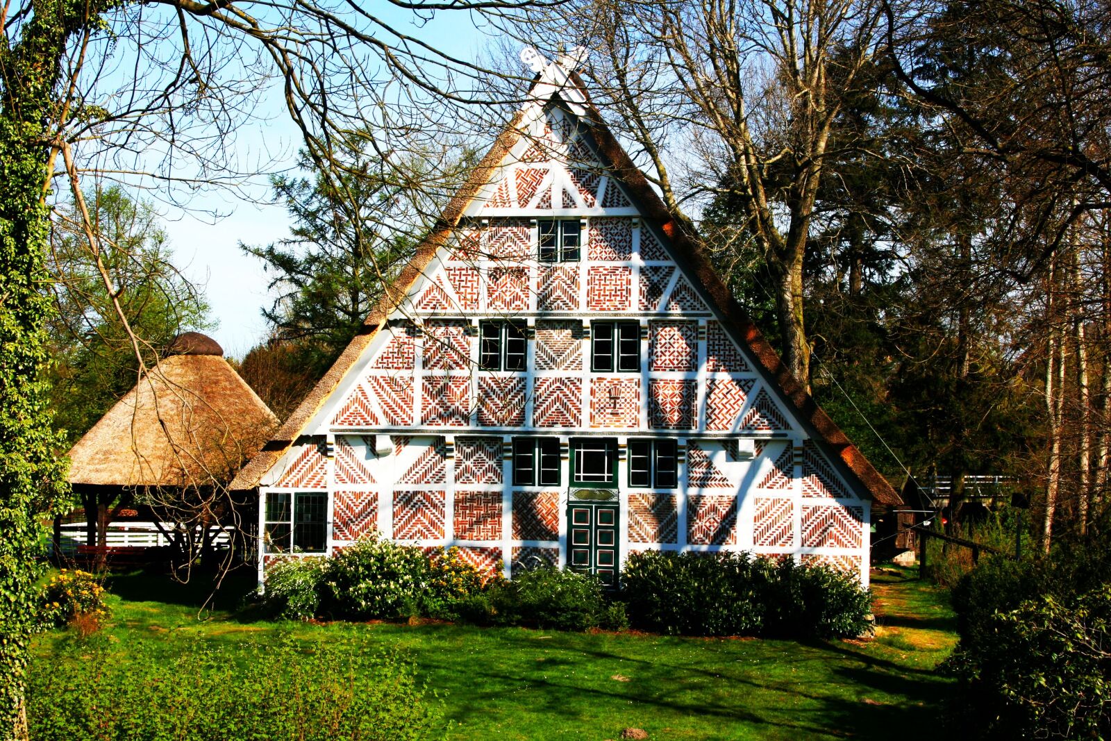 Canon EOS 400D (EOS Digital Rebel XTi / EOS Kiss Digital X) sample photo. Old country, thatched cottage photography
