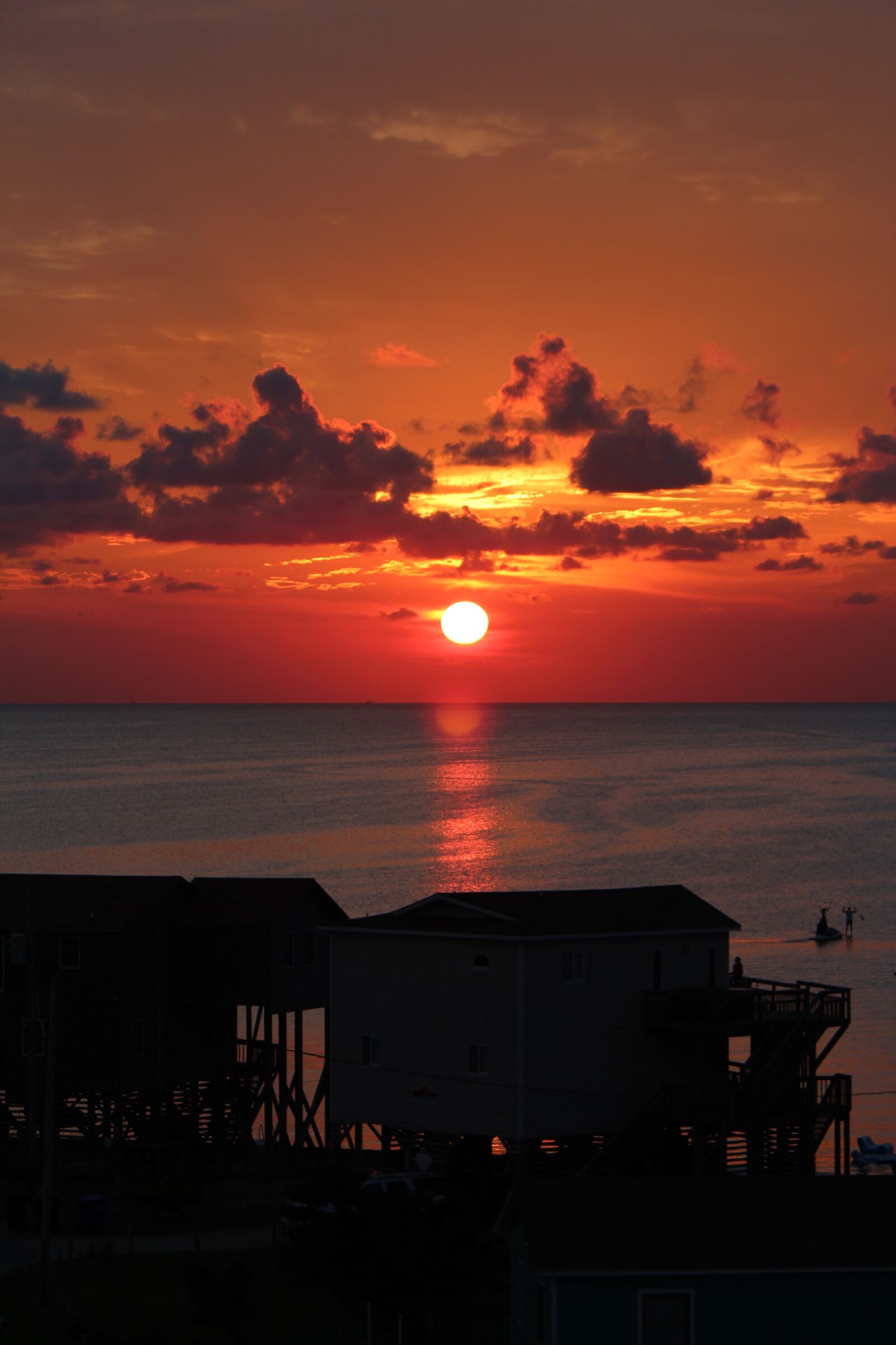 Canon EOS 600D (Rebel EOS T3i / EOS Kiss X5) + Canon EF-S 55-250mm F4-5.6 IS sample photo. Sun, sunset, clouds photography