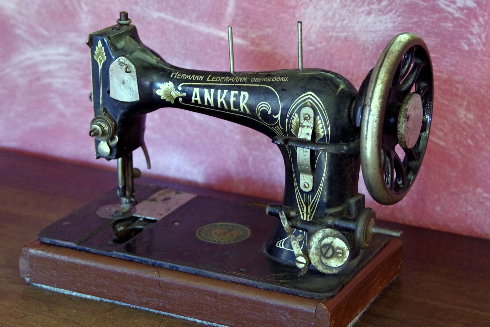 Pentax K-S2 sample photo. Sewing machine, antique, old photography