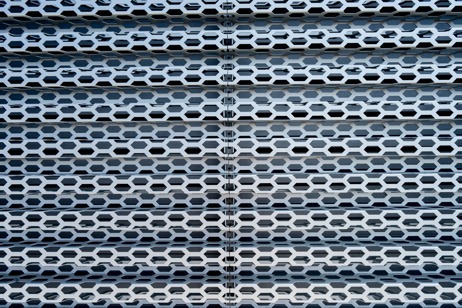 Sony a7 II + Sony Vario-Tessar T* FE 16-35mm F4 ZA OSS sample photo. Texture, pattern, metal photography