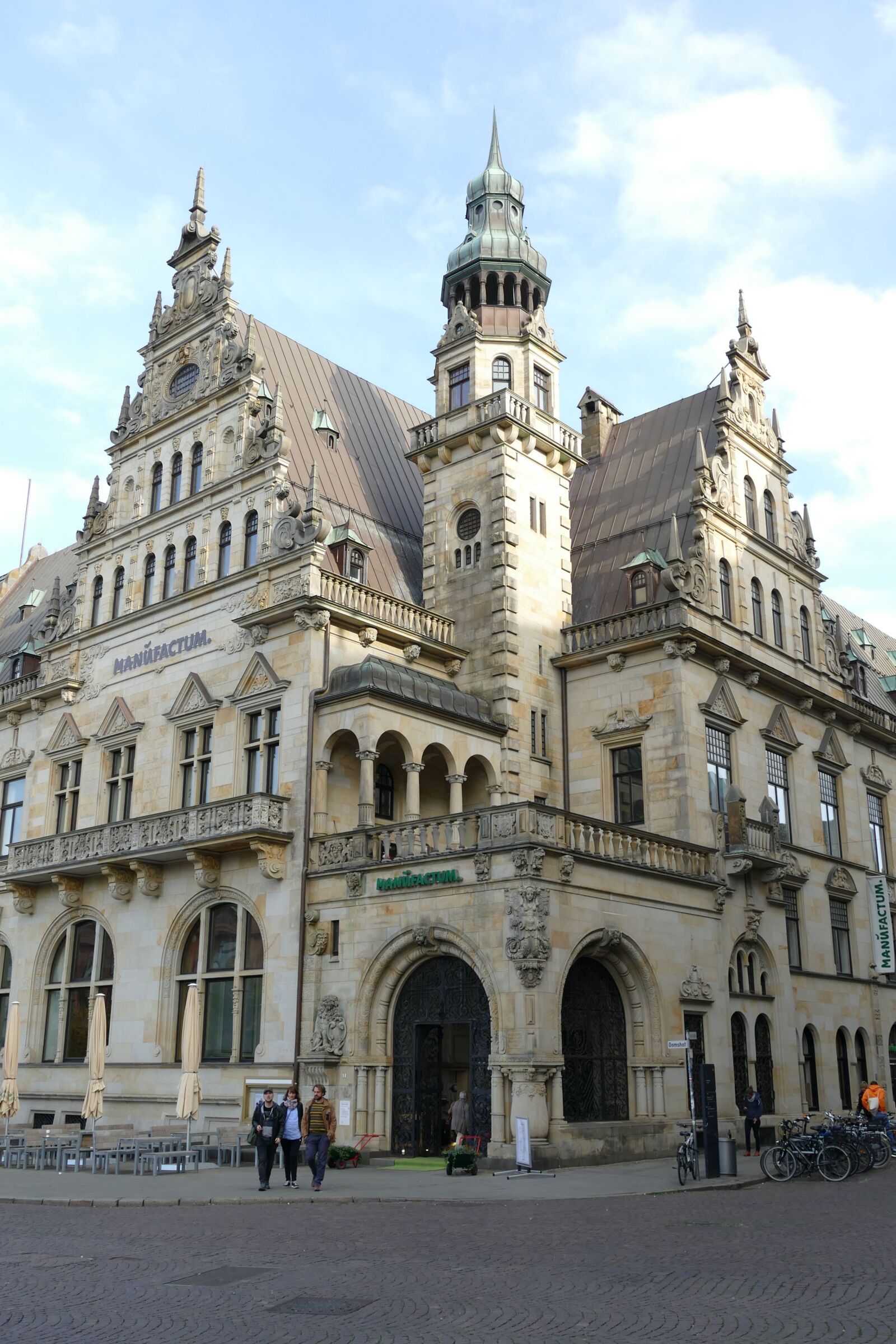 Panasonic Lumix DMC-FZ1000 sample photo. Bremen, market, historically photography