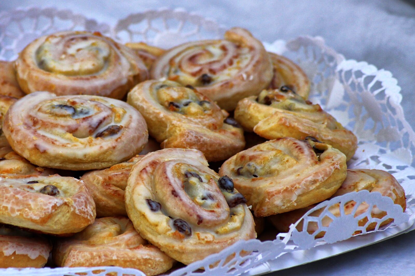 Canon EOS 600D (Rebel EOS T3i / EOS Kiss X5) sample photo. Raisin snails, oven pasta photography