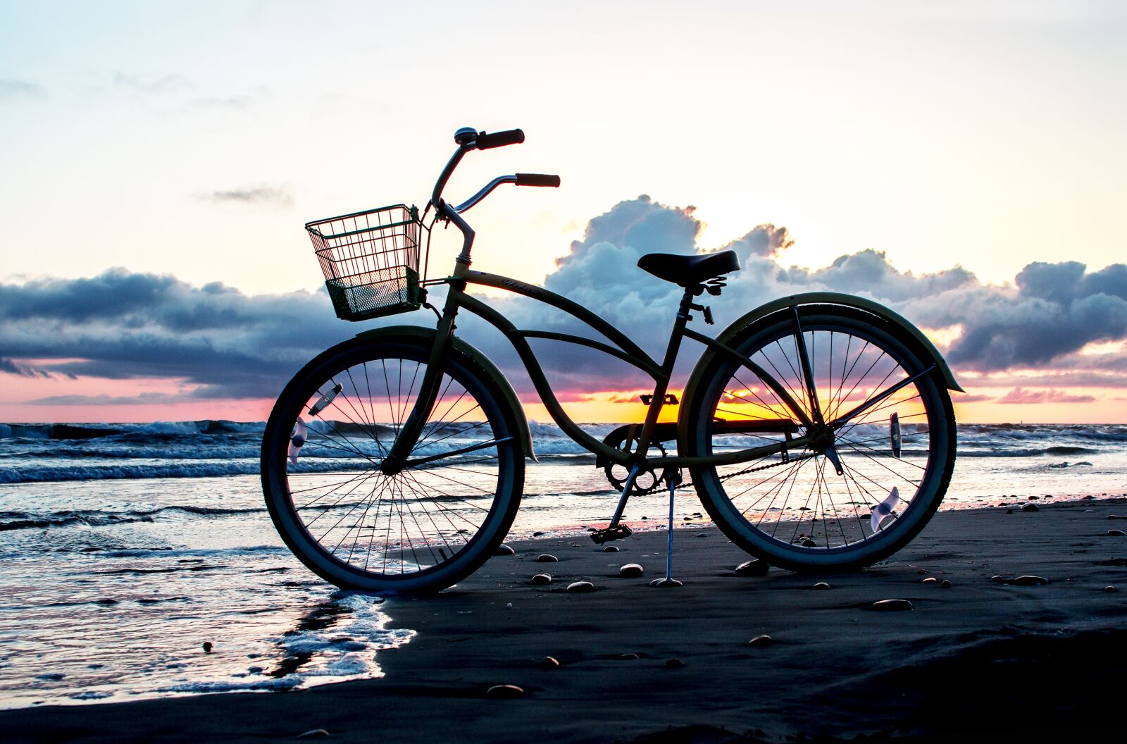 Canon EOS 600D (Rebel EOS T3i / EOS Kiss X5) sample photo. Sea, bike, bicycle photography