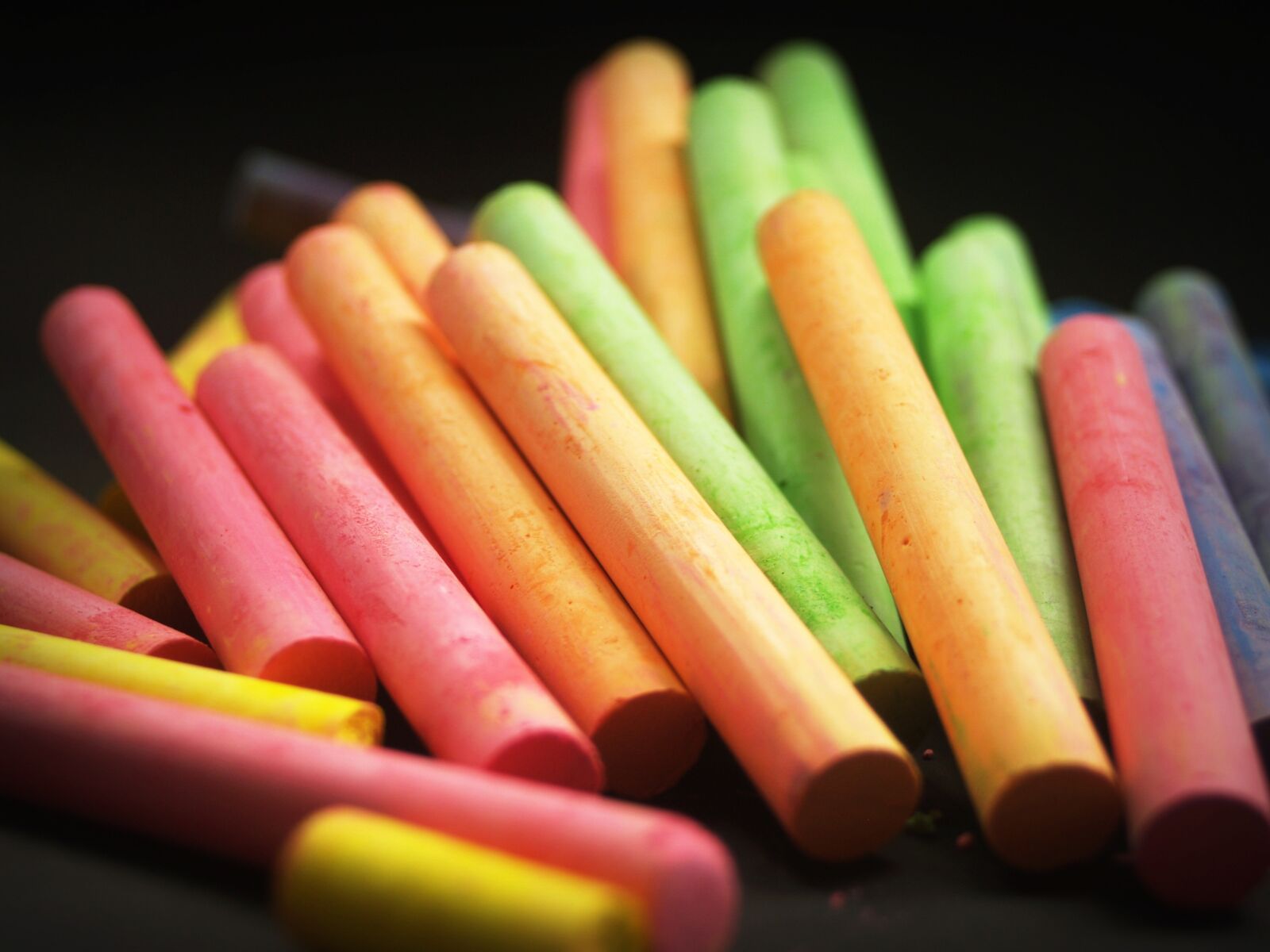 Olympus E-300 (EVOLT E-300) sample photo. Chalk, color, red photography