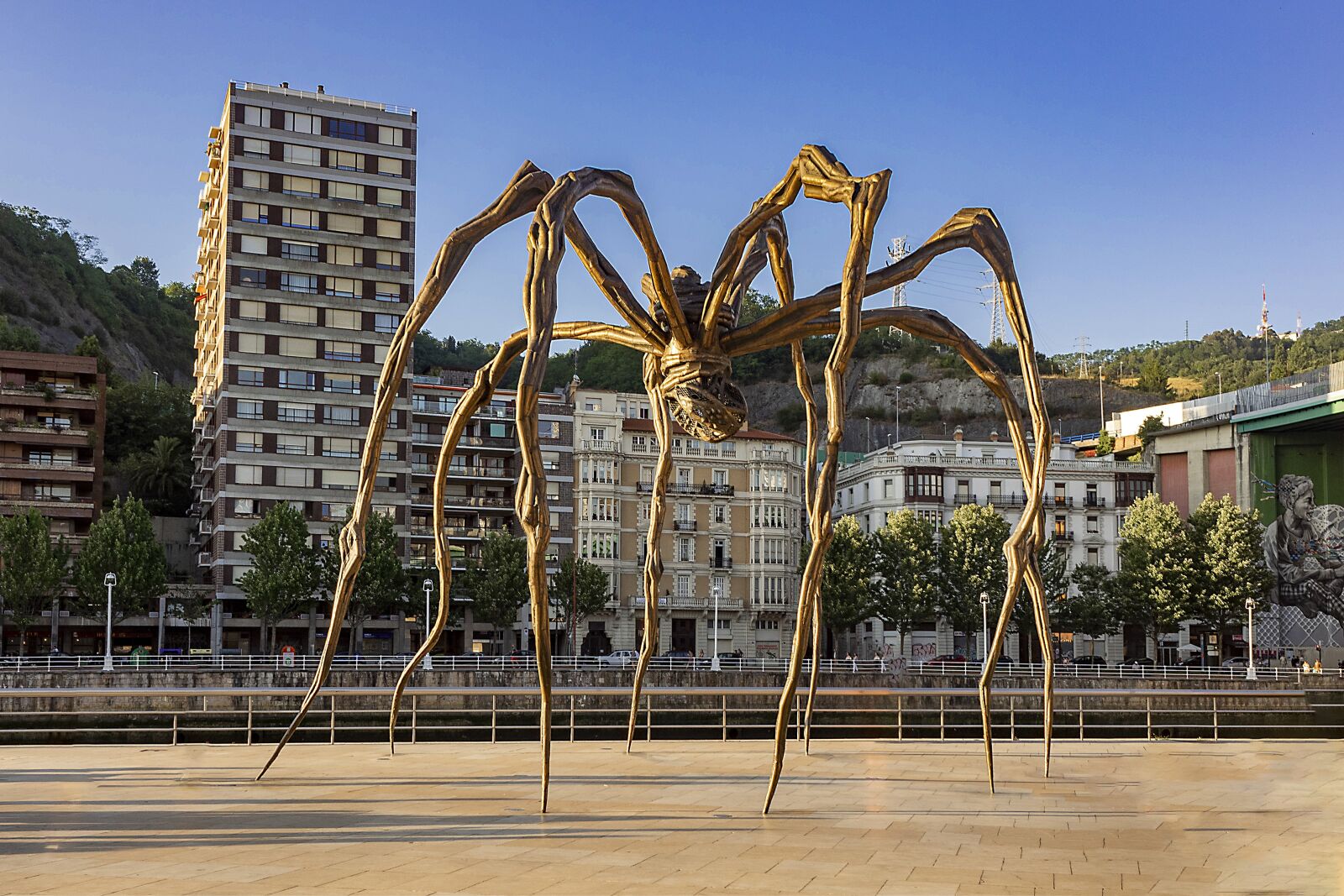 Olympus OM-D E-M1 sample photo. Spider, sculpture, bilbao photography