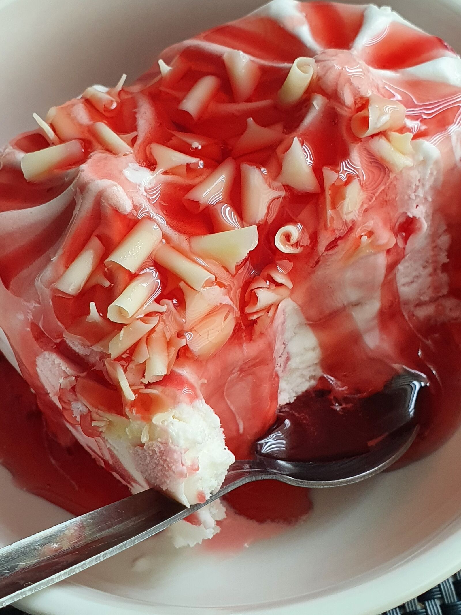 Samsung Galaxy S10 sample photo. Ice cream, strawberry, cold photography