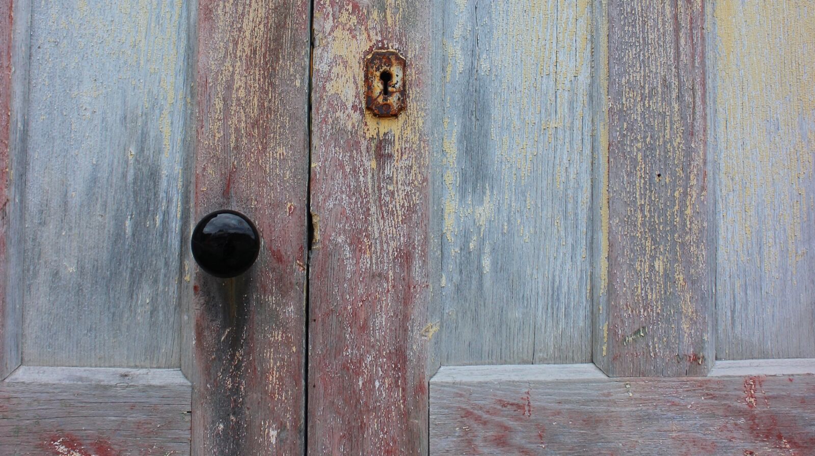 Canon EOS 600D (Rebel EOS T3i / EOS Kiss X5) sample photo. Door, wood, faded photography