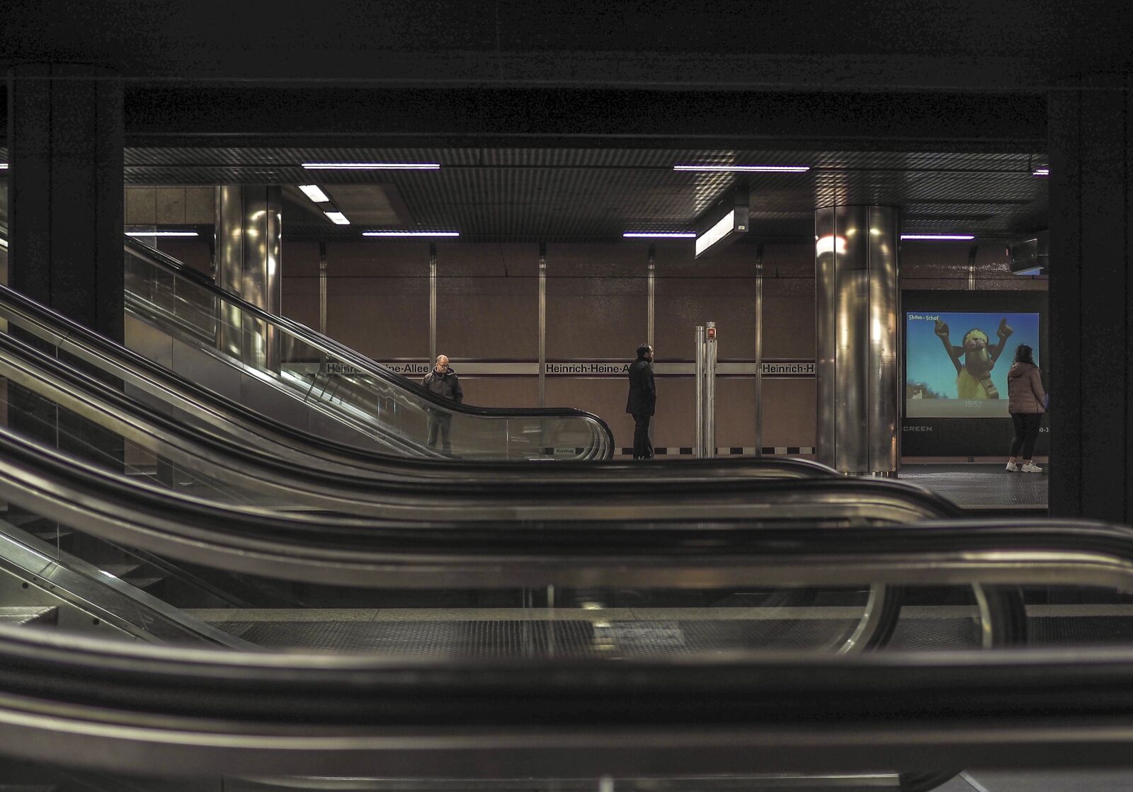 Olympus OM-D E-M10 + Olympus M.Zuiko Digital 25mm F1.8 sample photo. Escalator, metro, stairs photography