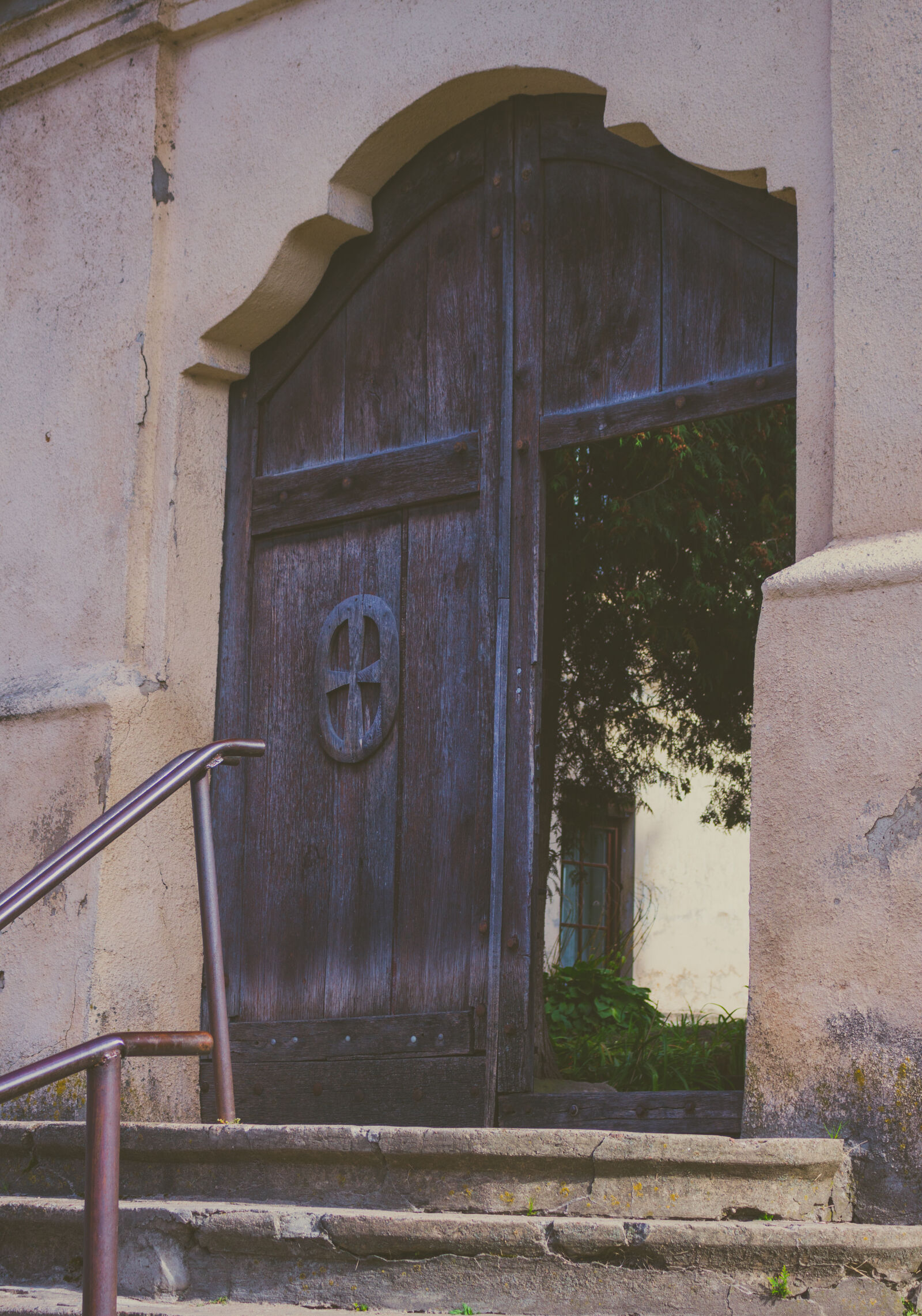 Canon EOS 700D (EOS Rebel T5i / EOS Kiss X7i) sample photo. Daylight, door, doorway, entrance photography