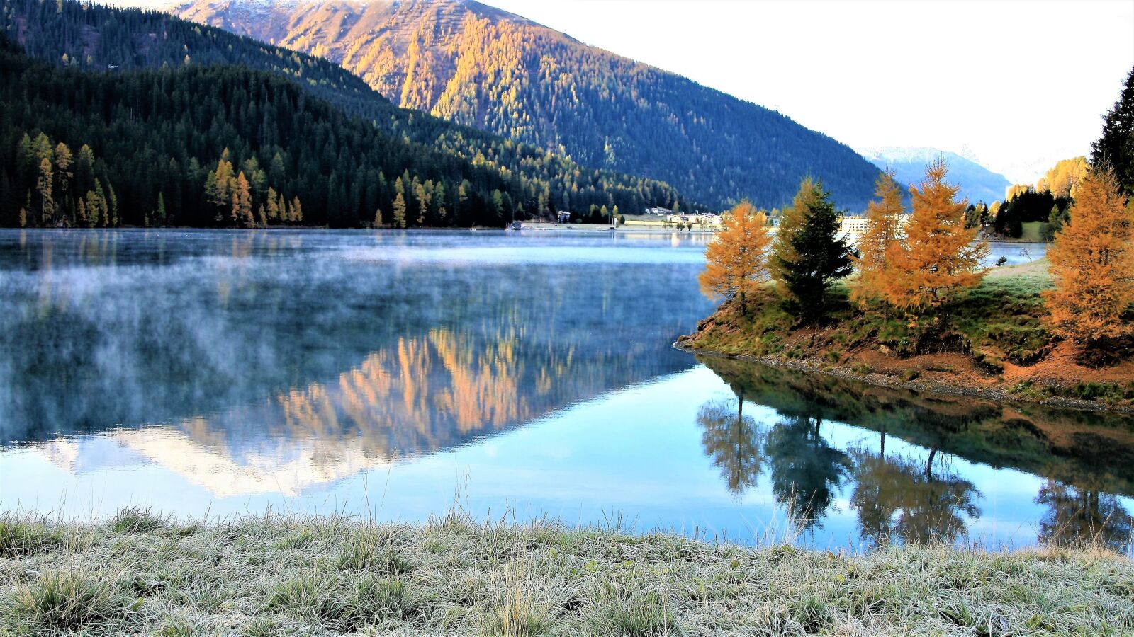 Canon EOS 400D (EOS Digital Rebel XTi / EOS Kiss Digital X) sample photo. Fall mountains, lake, morning photography