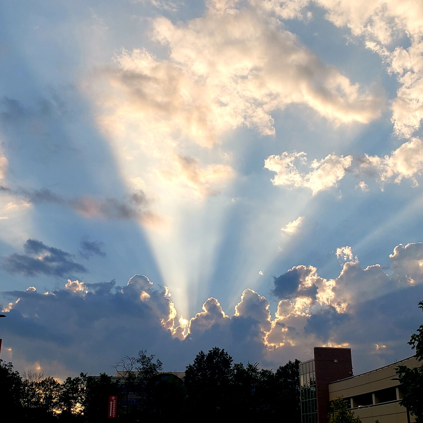 Samsung Galaxy Note9 sample photo. Clouds, rays, sky photography