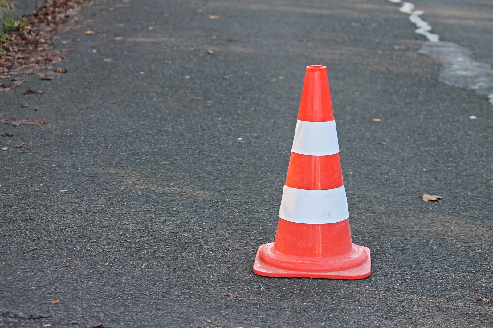 Canon EOS 1100D (EOS Rebel T3 / EOS Kiss X50) sample photo. Pylon, traffic cone, barrier photography