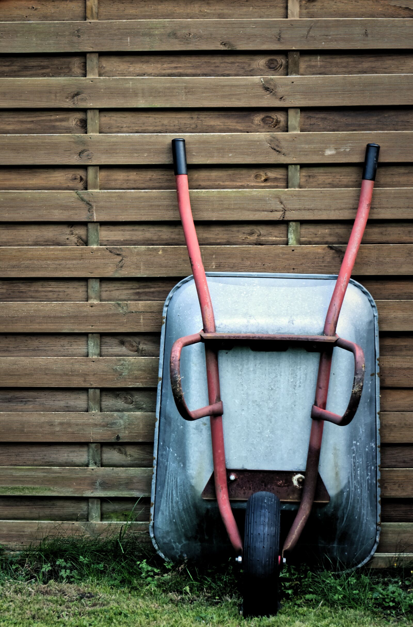 Nikon D7200 sample photo. Wheelbarrow, wall, wood photography