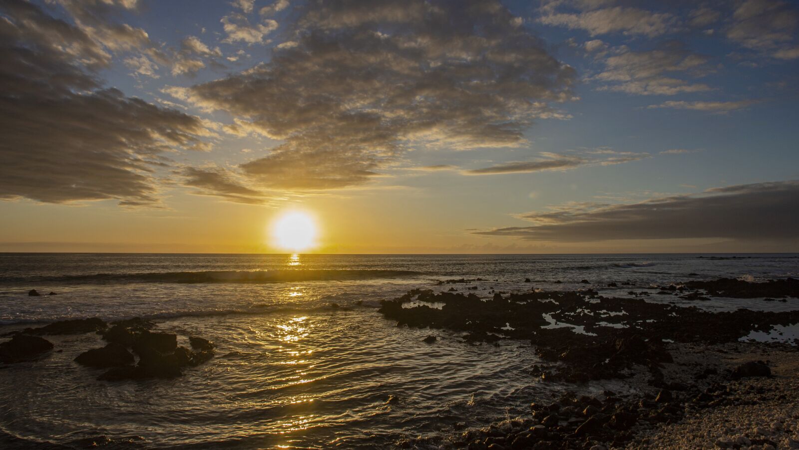 Canon EF 17-40mm F4L USM sample photo. Sunset, hawaii, clouds photography