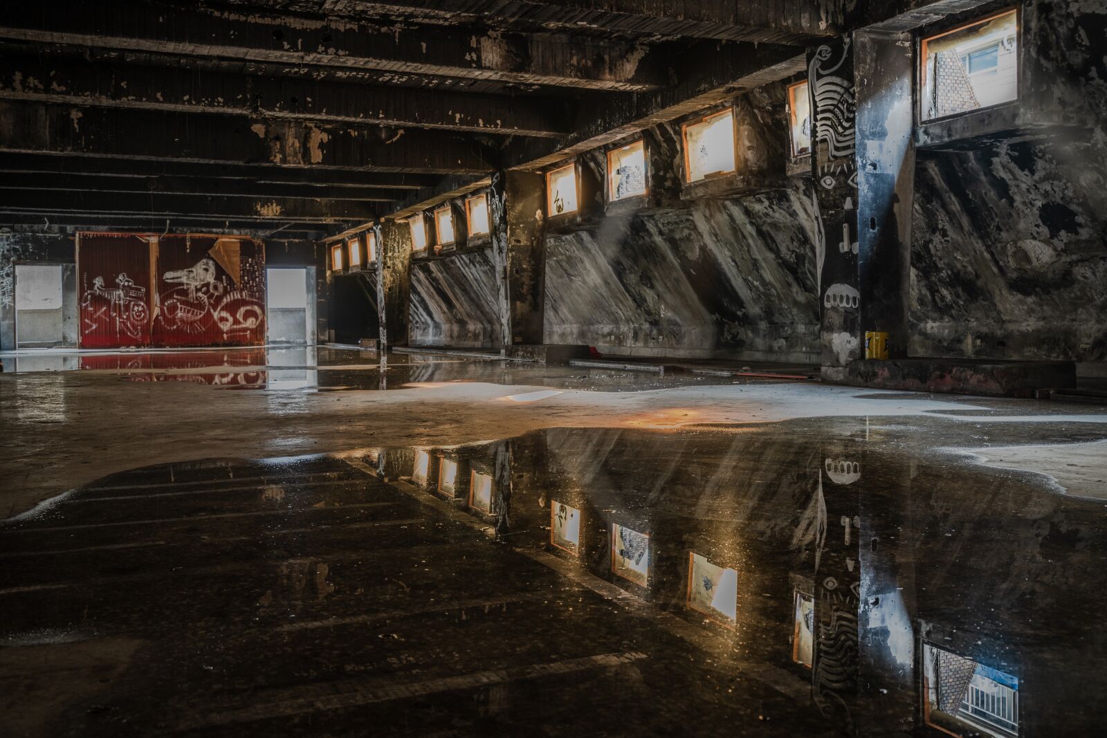 Sony a7R II + Sony Vario-Tessar T* FE 16-35mm F4 ZA OSS sample photo. Spieglung, grey, abandoned building photography