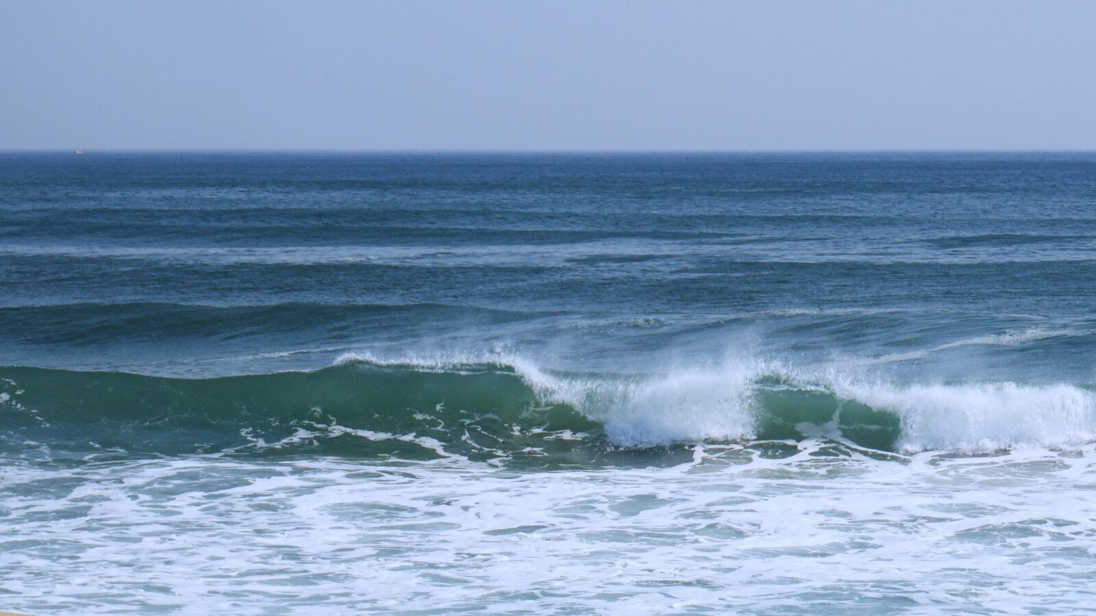 Sony Alpha a5000 (ILCE 5000) sample photo. Waves, gangneung, sand photography