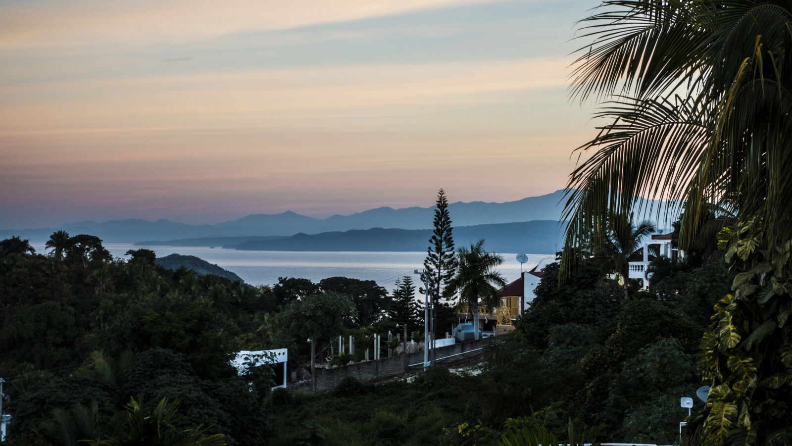 Sony Cyber-shot DSC-RX100 IV sample photo. Bay, beach, clouds, dawn photography