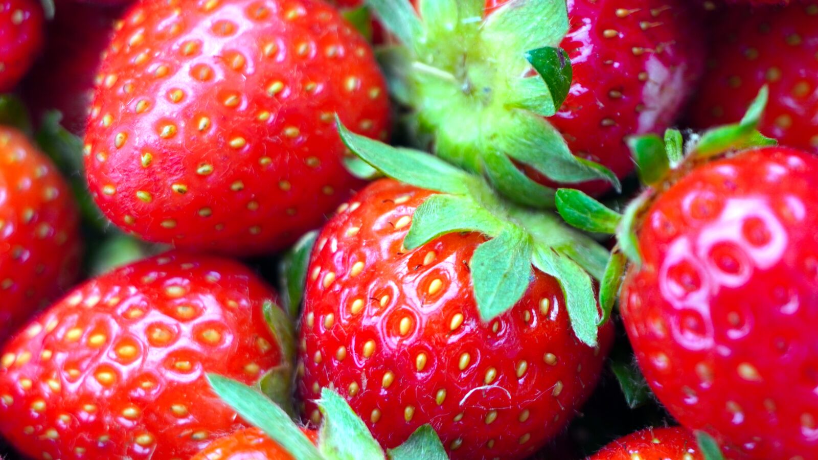 Sony a6400 + Sony E 16-50mm F3.5-5.6 PZ OSS sample photo. Strawberries, fruits, fruit photography