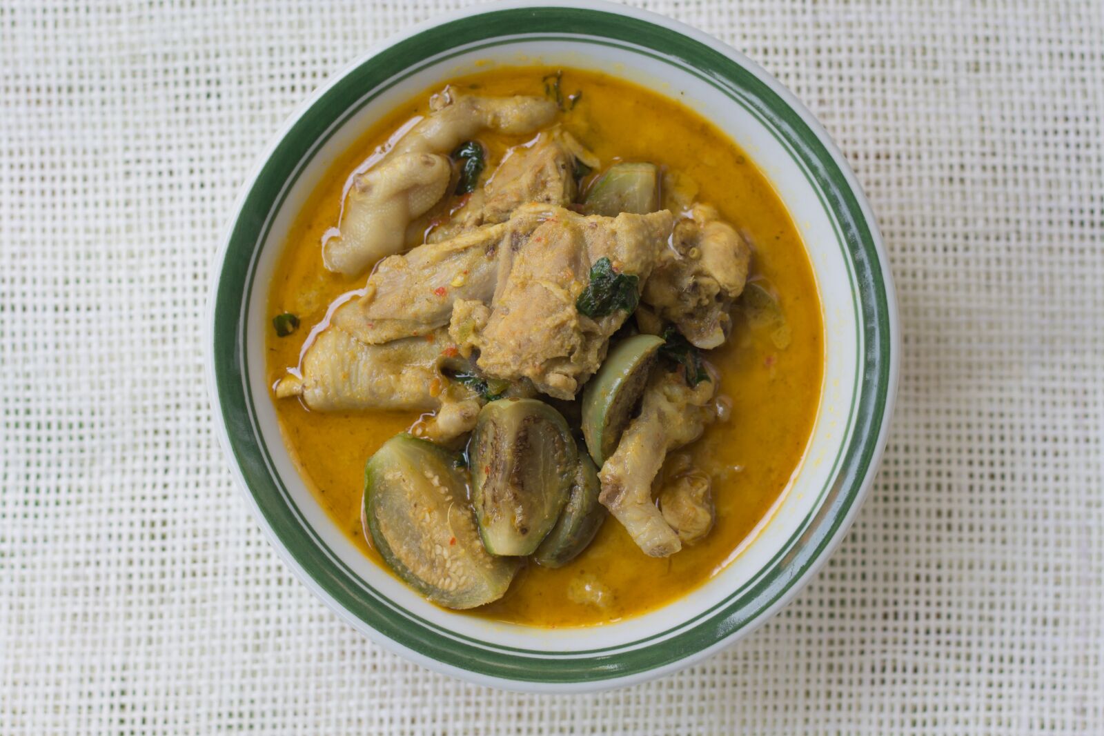 Canon EOS 700D (EOS Rebel T5i / EOS Kiss X7i) + Canon EF 50mm F1.8 STM sample photo. Curry, green curry, chicken photography