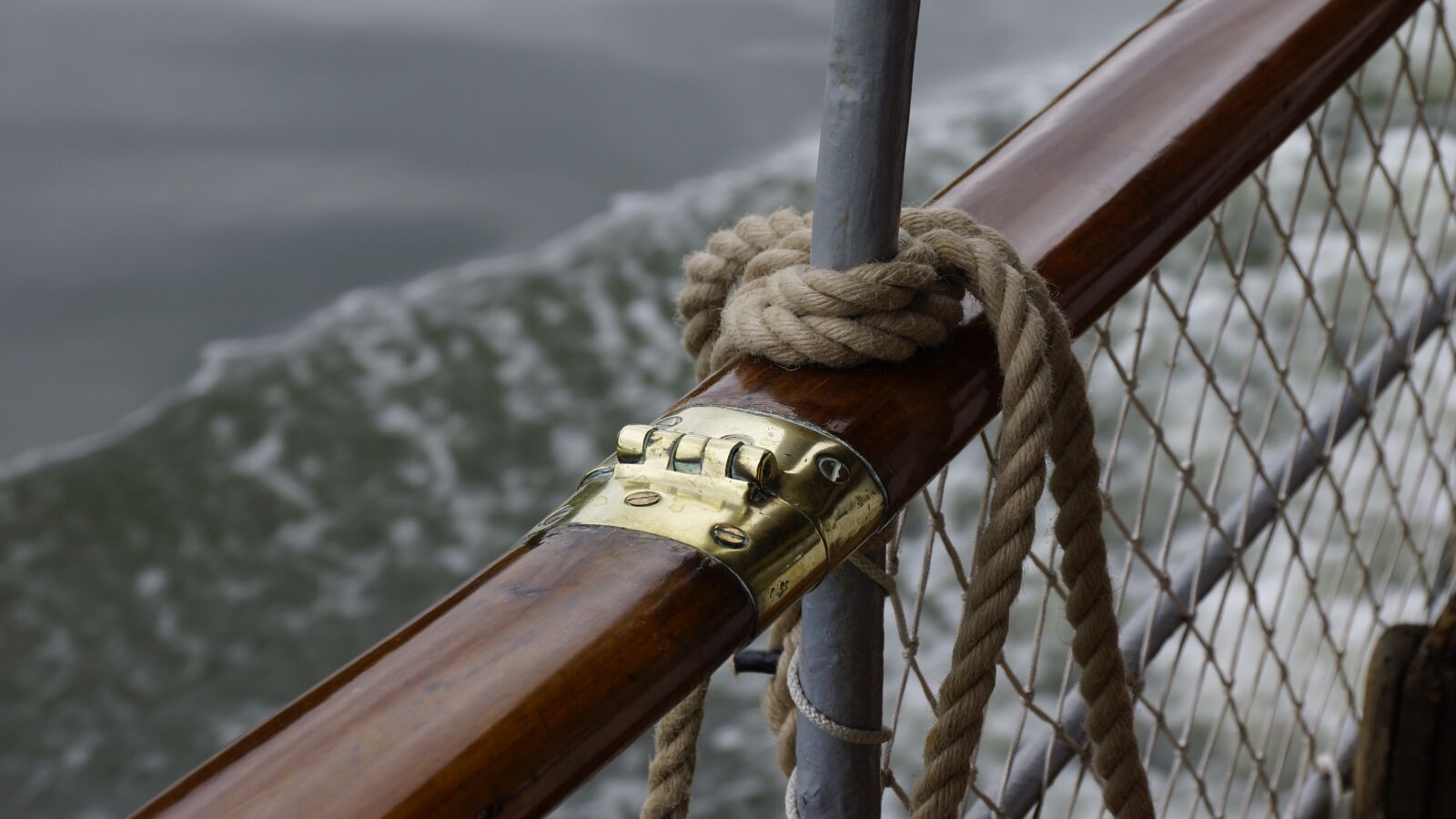 Sony DT 18-250mm F3.5-6.3 sample photo. Railing, dew, ship traffic photography