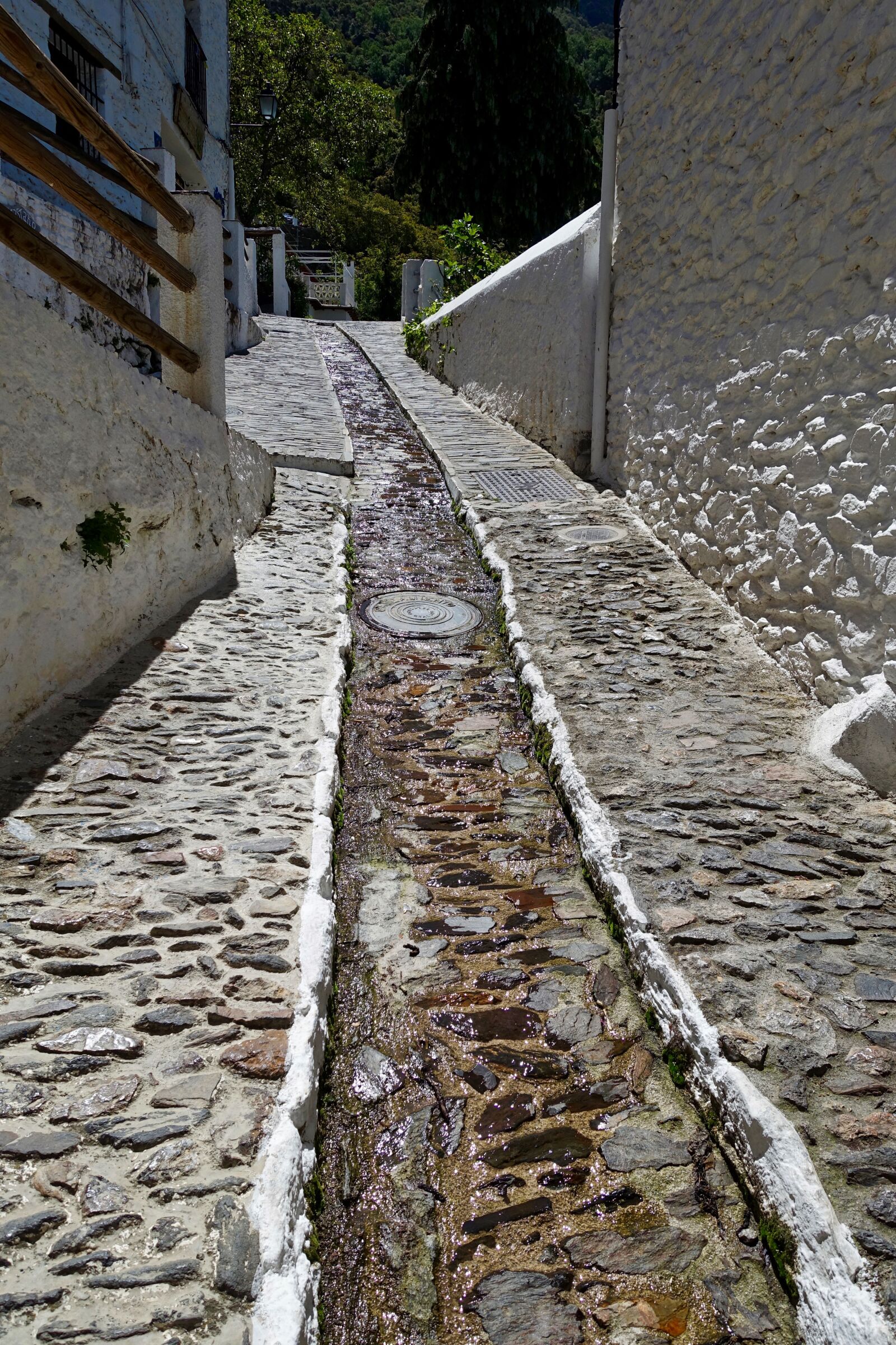 Sony Cyber-shot DSC-RX100 III sample photo. Alley, cobblestone, design photography