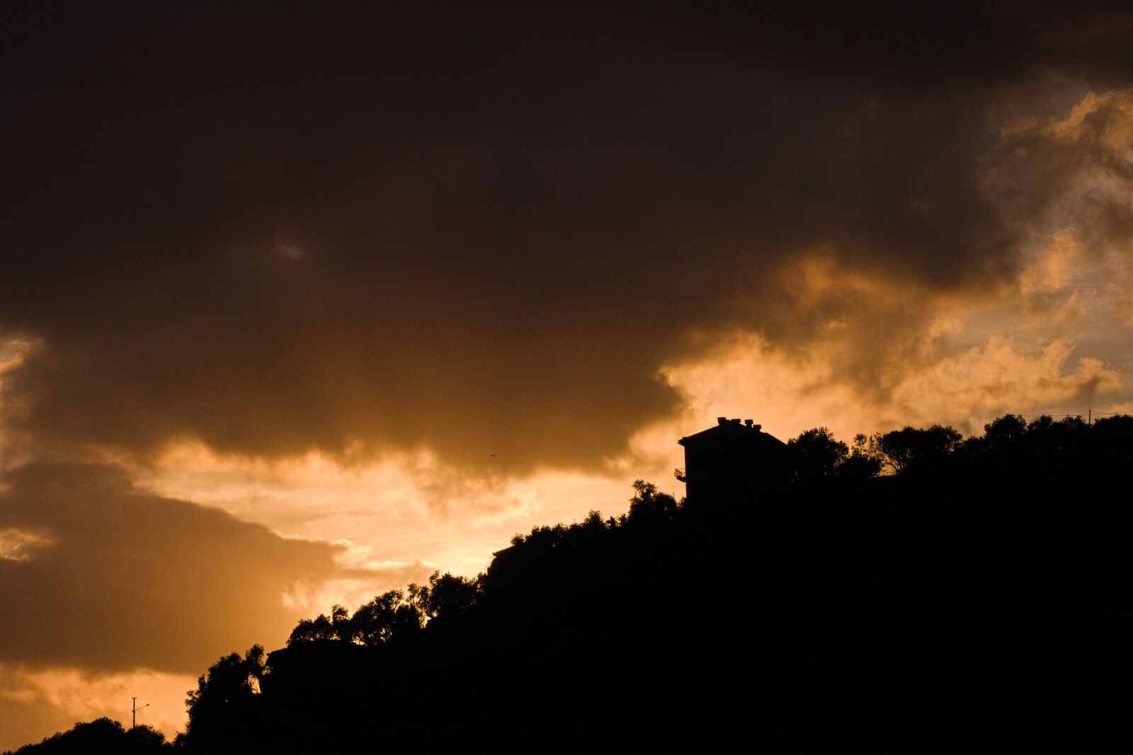 Fujifilm XF 55-200mm F3.5-4.8 R LM OIS sample photo. Sunset, silhouette, hill photography