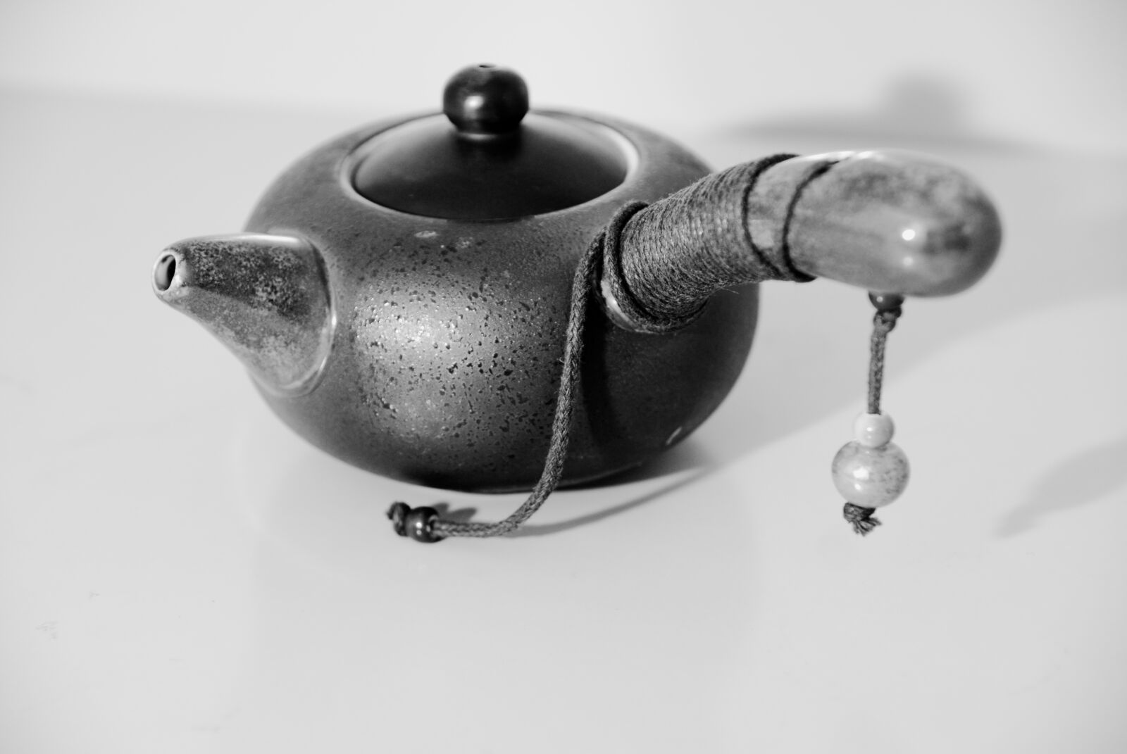 Sony Alpha DSLR-A100 sample photo. Japanese clay teapot, tableware photography